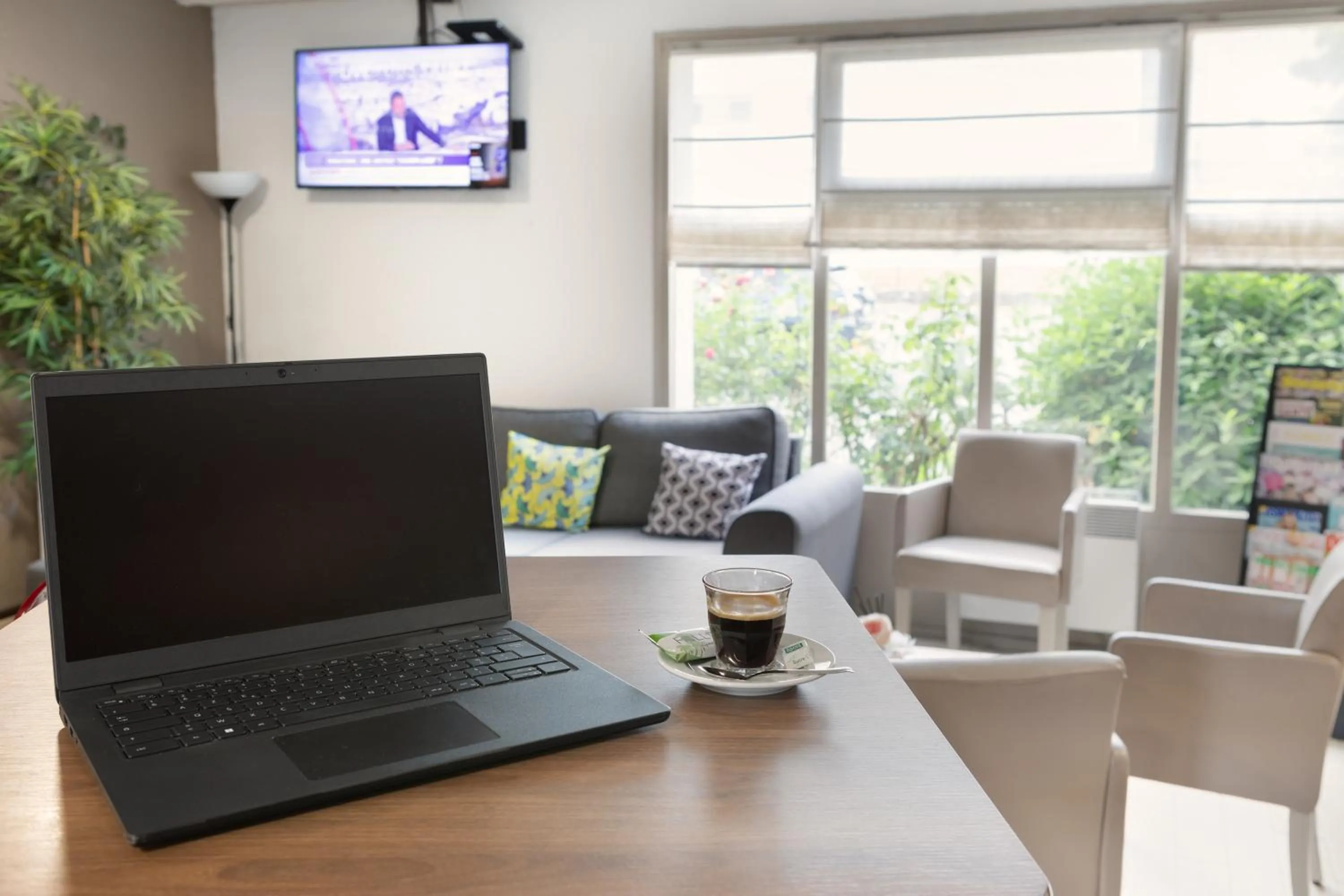 Communal lounge/ TV room in Hotel Morangis Orly