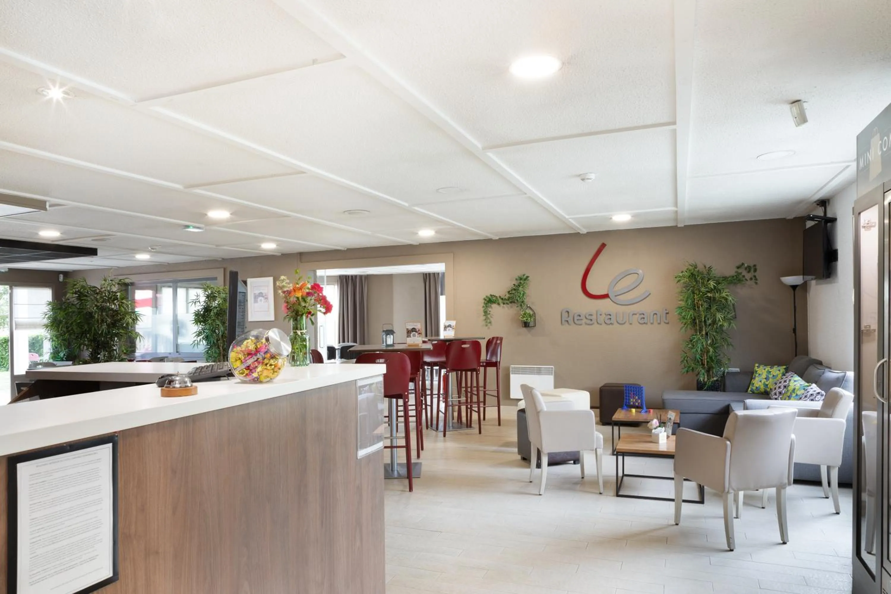 Communal lounge/ TV room in Hotel Morangis Orly