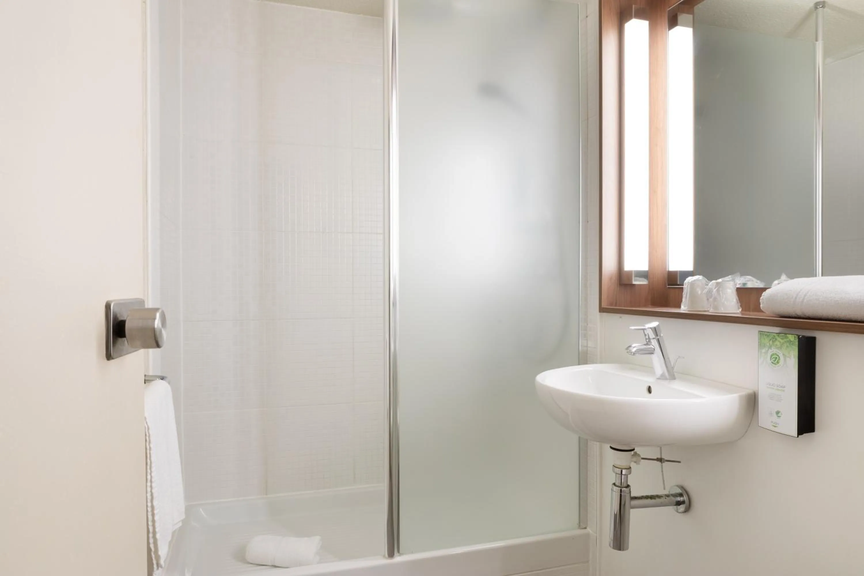 Bathroom in Hotel Morangis Orly