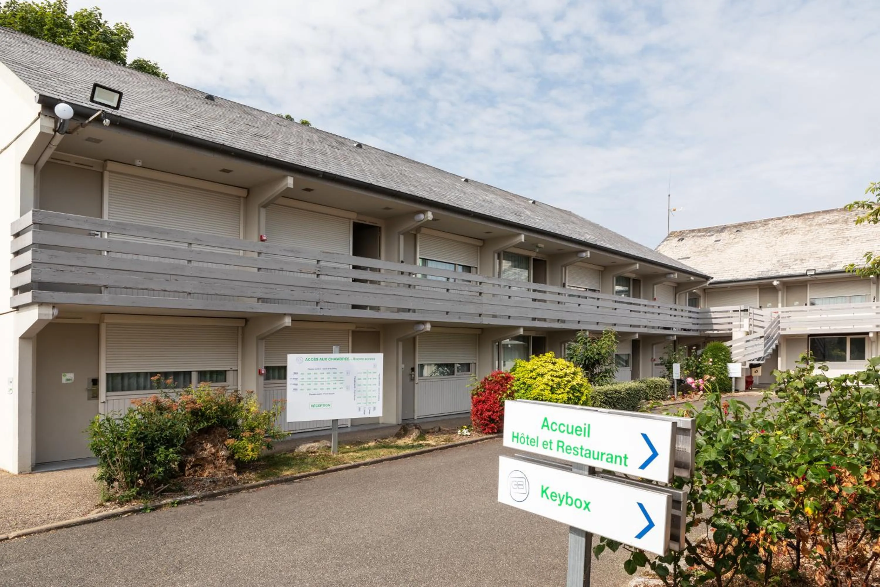 Property building in Hotel Morangis Orly