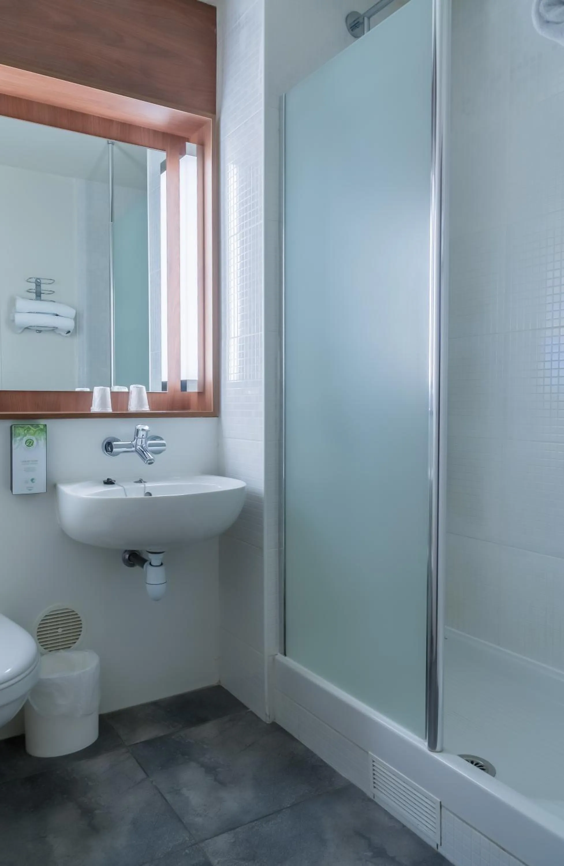 Shower in Campanile Nogent-Sur-Marne
