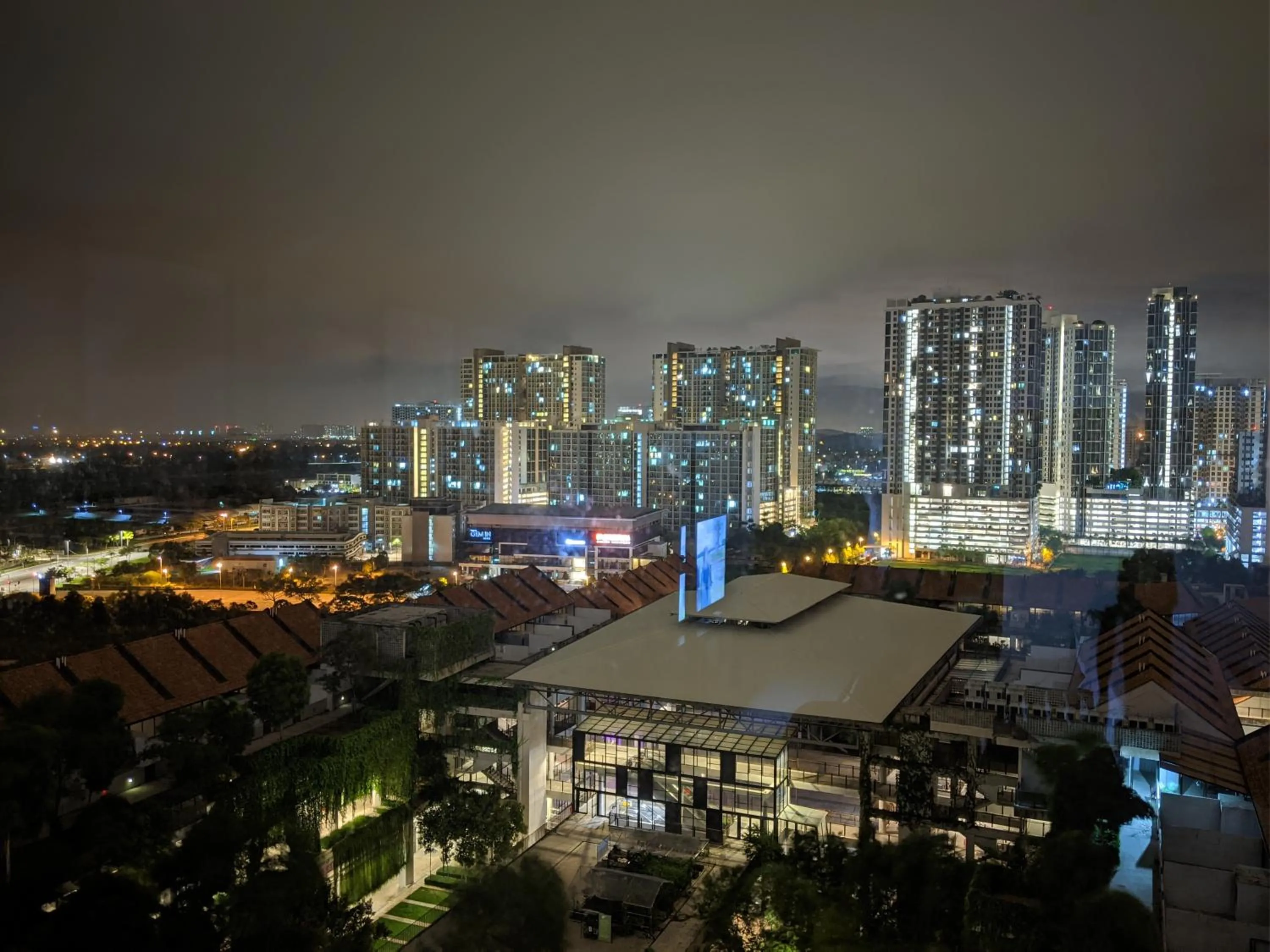 Tamarind Suites or D'Pulze Residence or Domain NeoCyber, click Room selection for location and pics