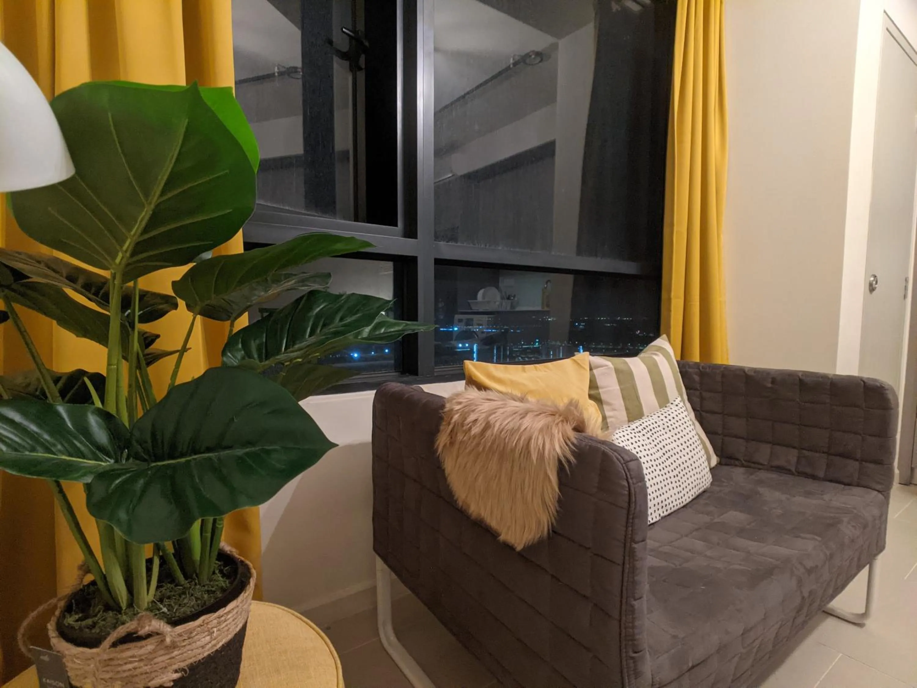 Tamarind Suites or D'Pulze Residence or Domain NeoCyber, click Room selection for location and pics