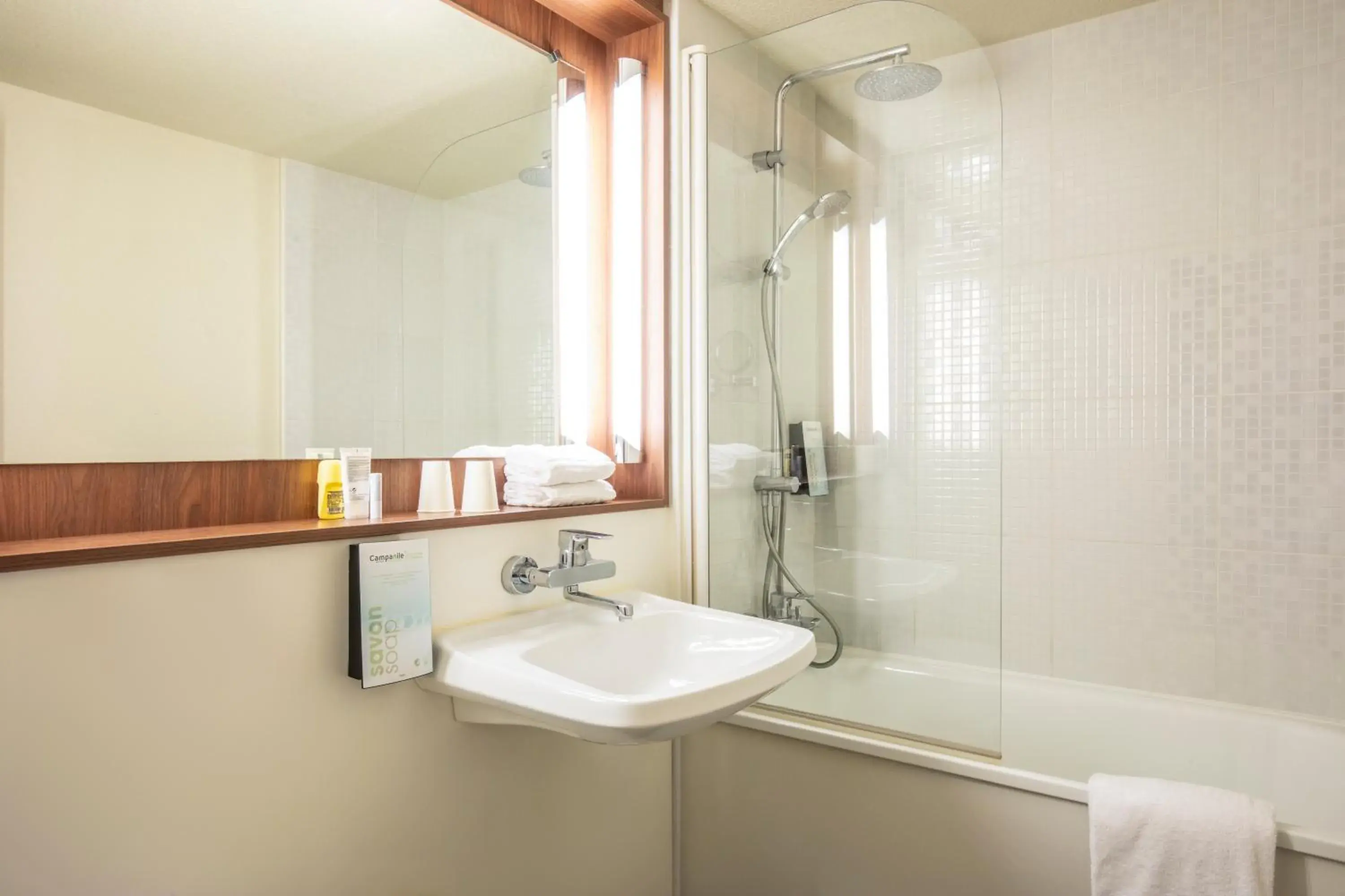 Standard Quadruple Room in Campanile Pontarlier Standard Quadruple Room in Campanile Pontarlier