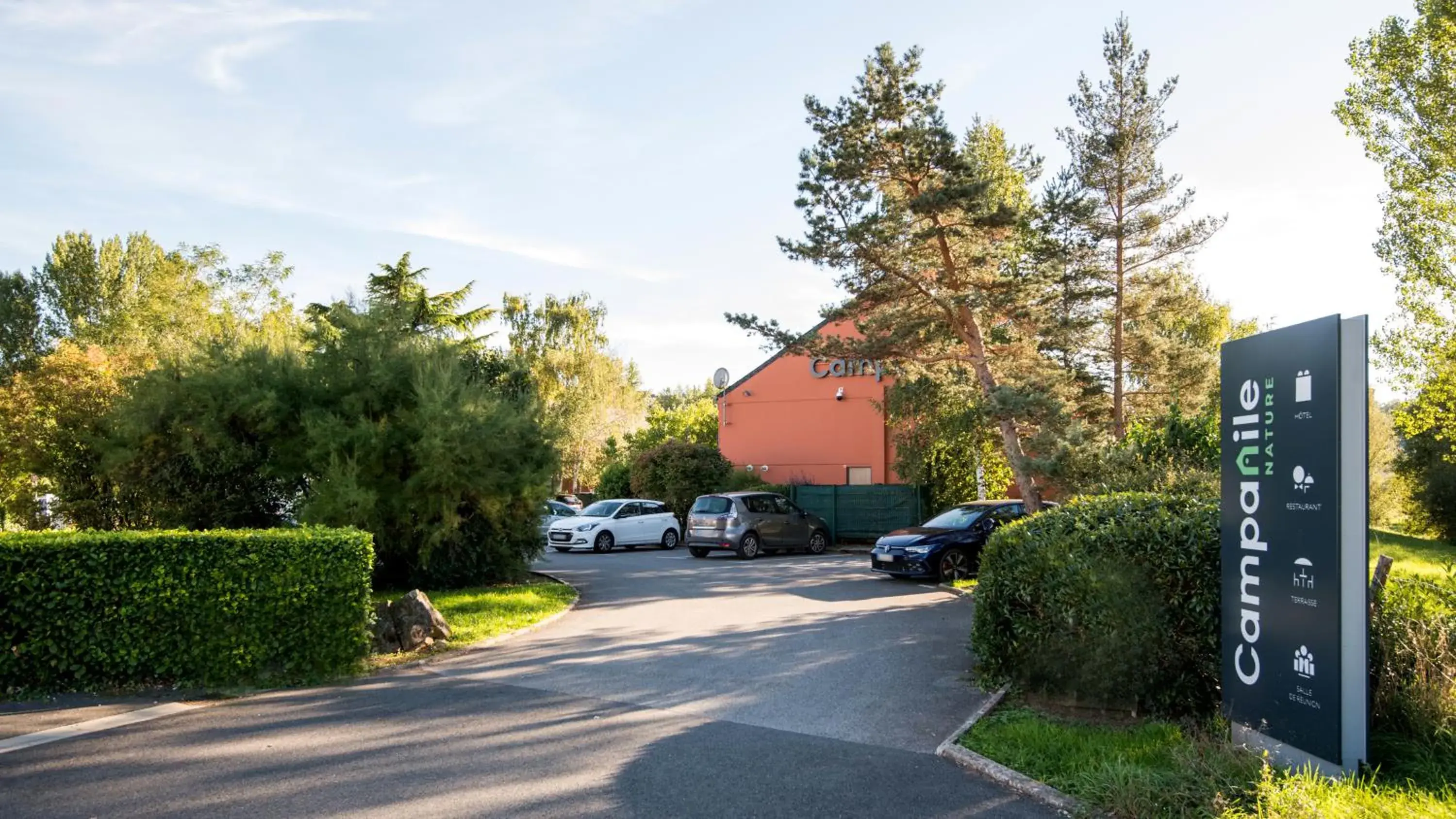 Facade/entrance in Campanile NATURE - Rodez Facade/entrance in Campanile NATURE - Rodez