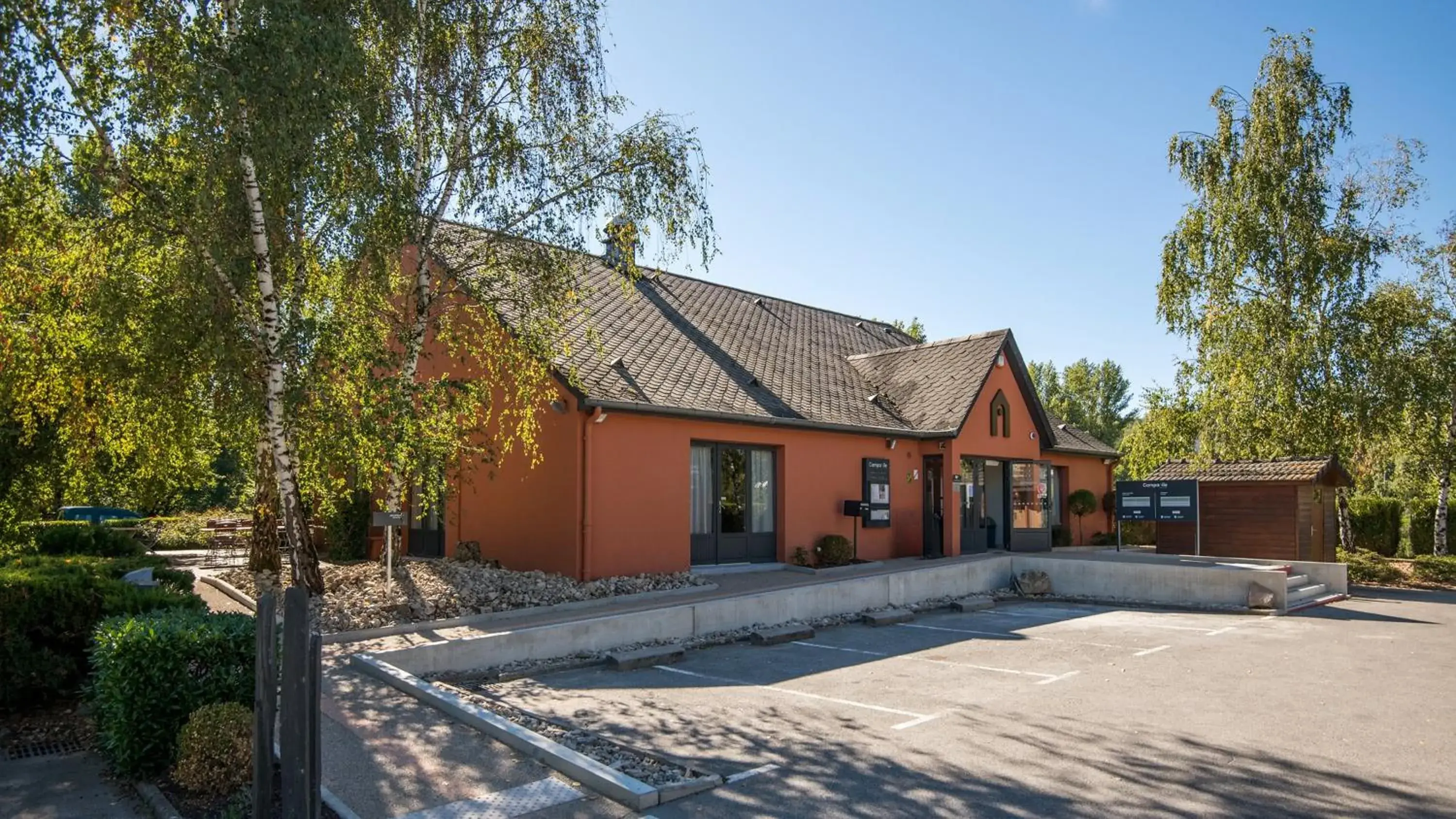 Facade/entrance in Campanile NATURE - Rodez Facade/entrance in Campanile NATURE - Rodez