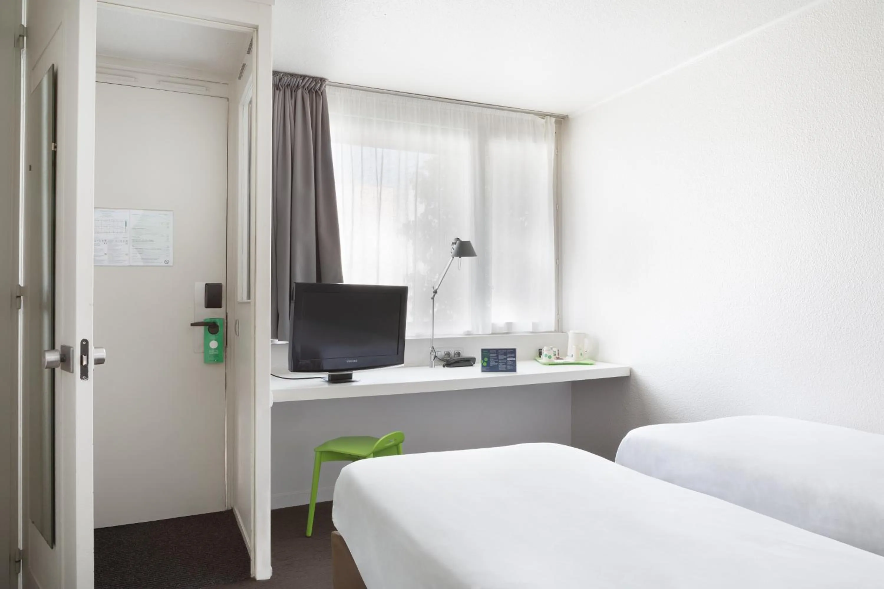 Photo of the whole room, Bed in Campanile Toulon - La Seyne sur Mer - Sanary