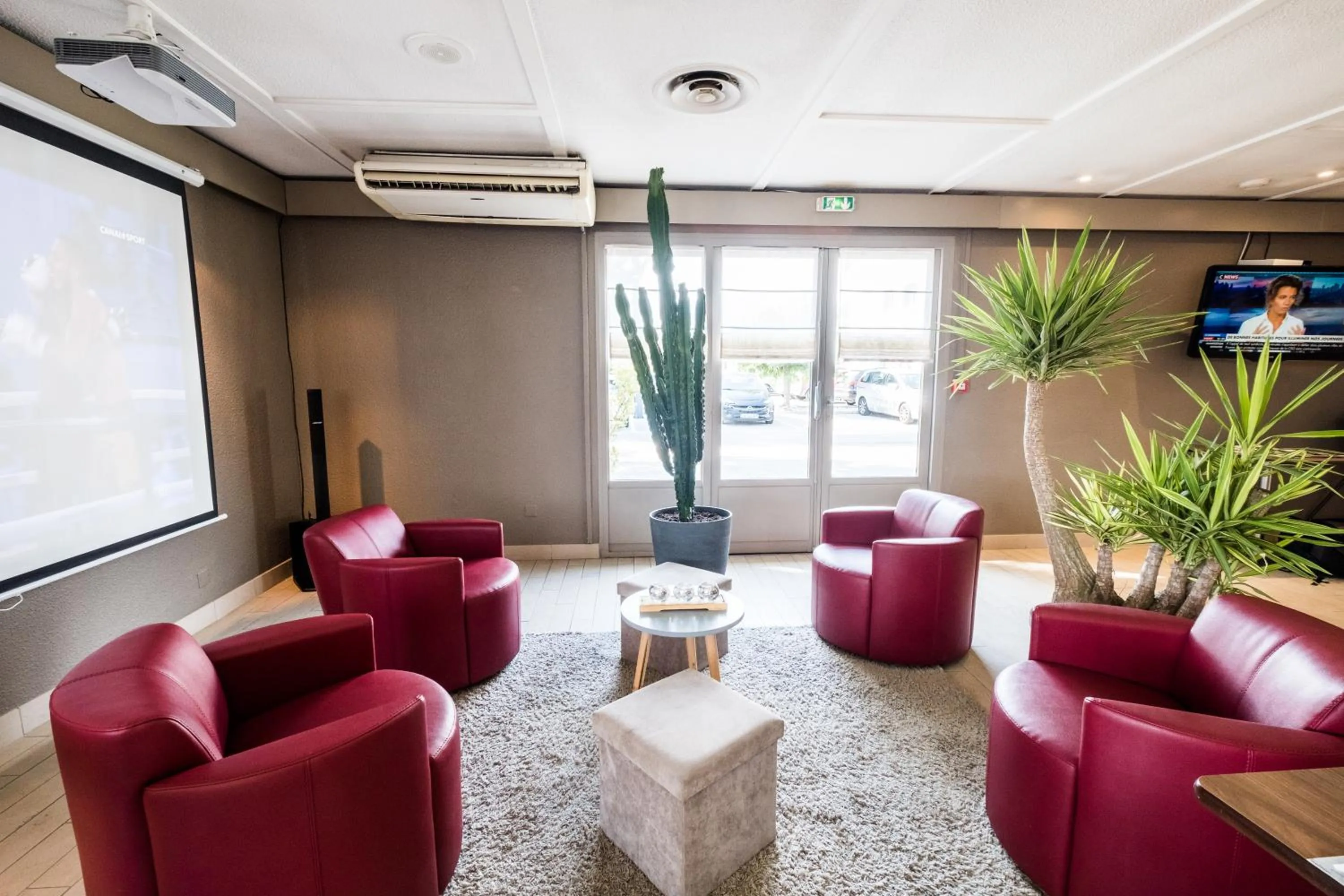 Communal lounge/ TV room in Campanile Toulon - La Seyne sur Mer - Sanary