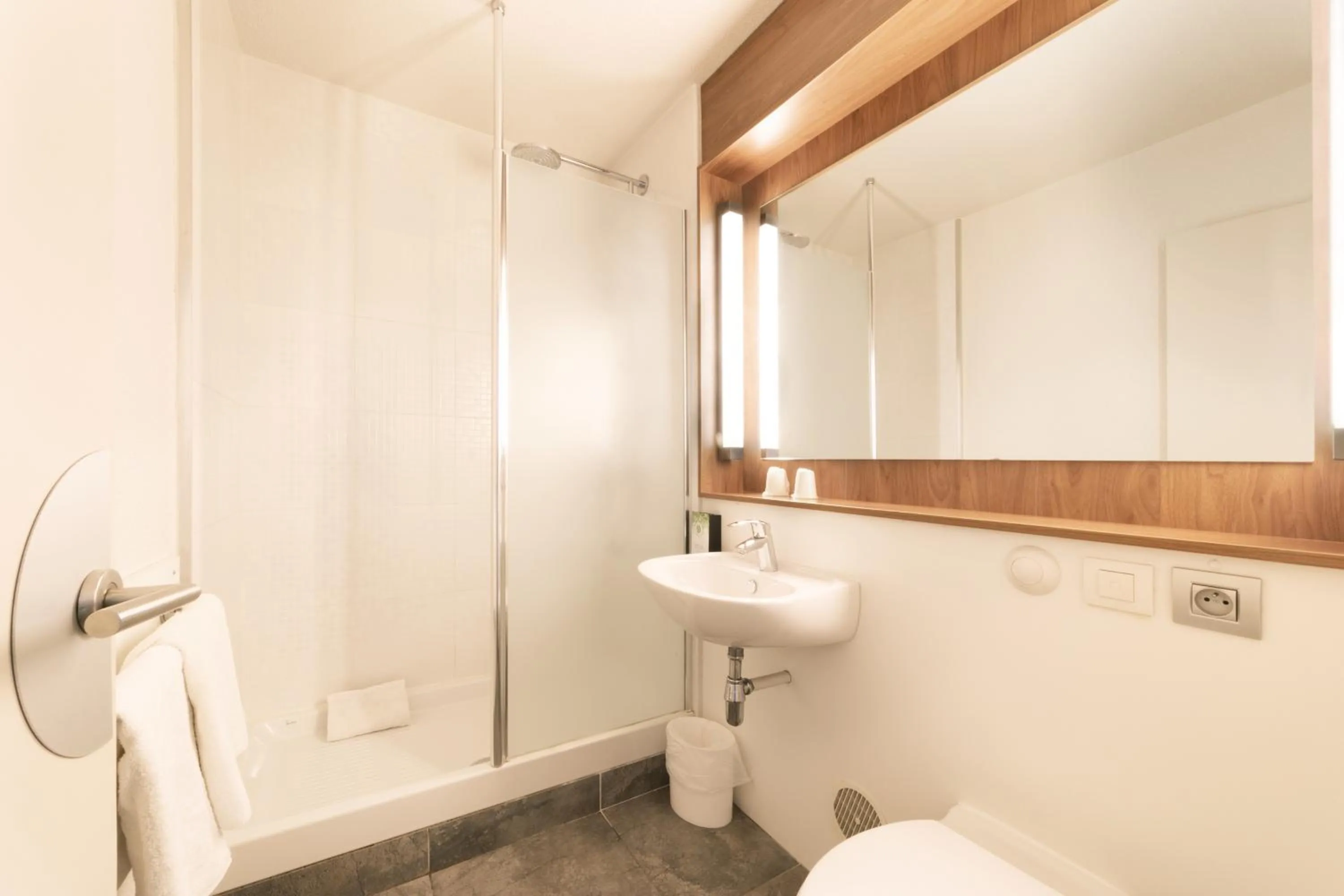 Bathroom in Campanile Toulon - La Seyne sur Mer - Sanary