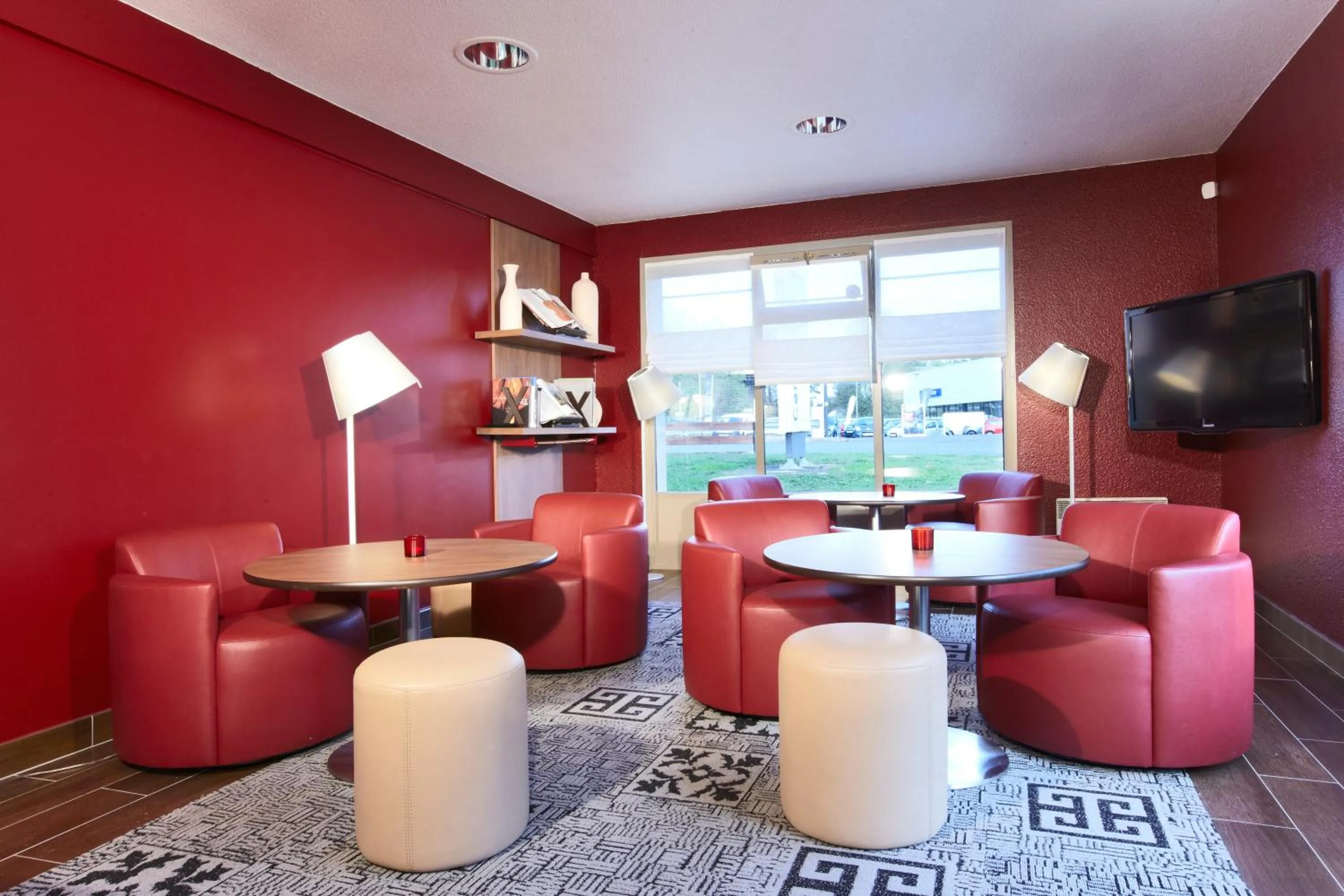 Communal lounge/ TV room in Campanile Vierzon