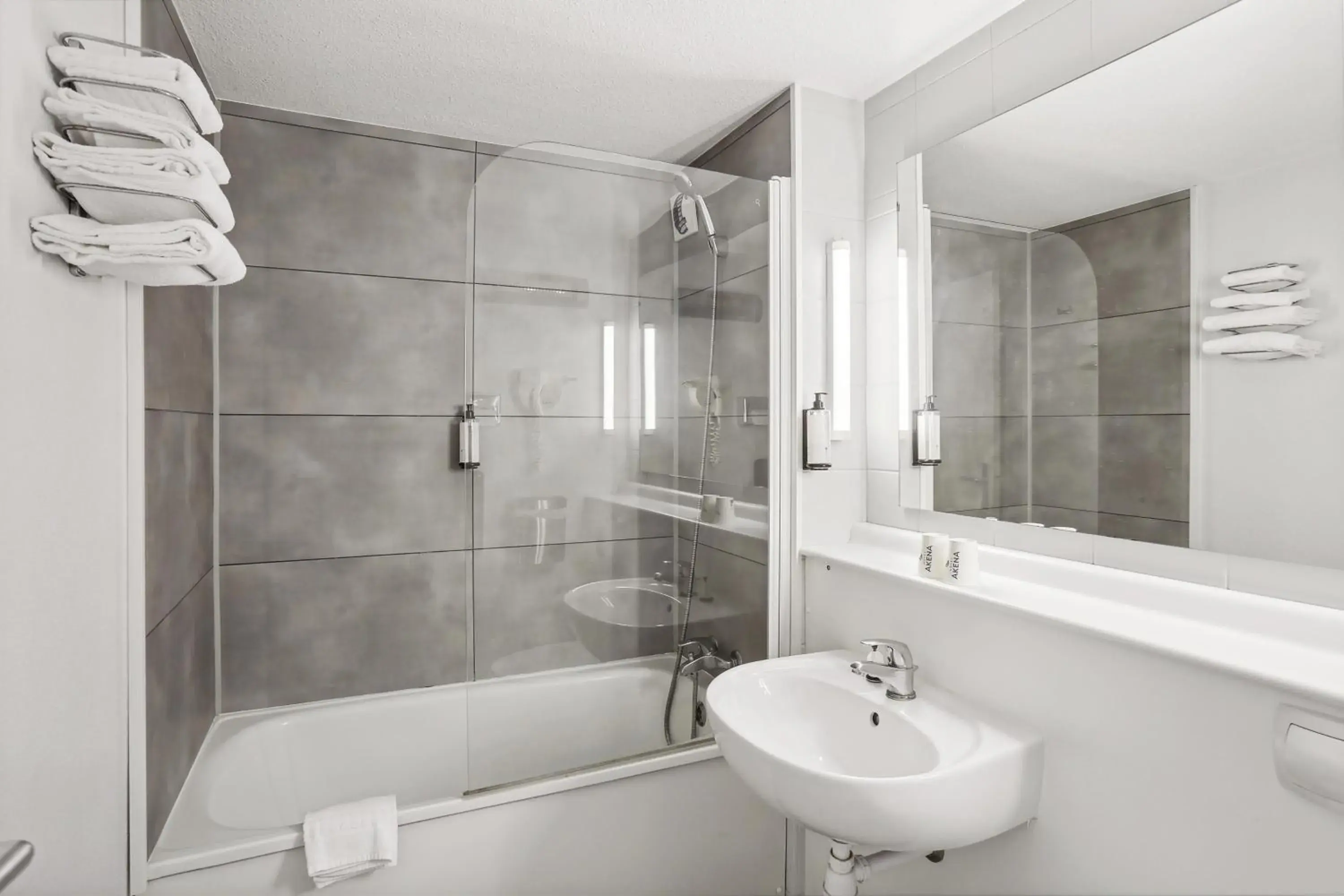 Twin Room in Le 2 By Hotel Akena - La Ferté Bernard Twin Room in Le 2 By Hotel Akena - La Ferté Bernard