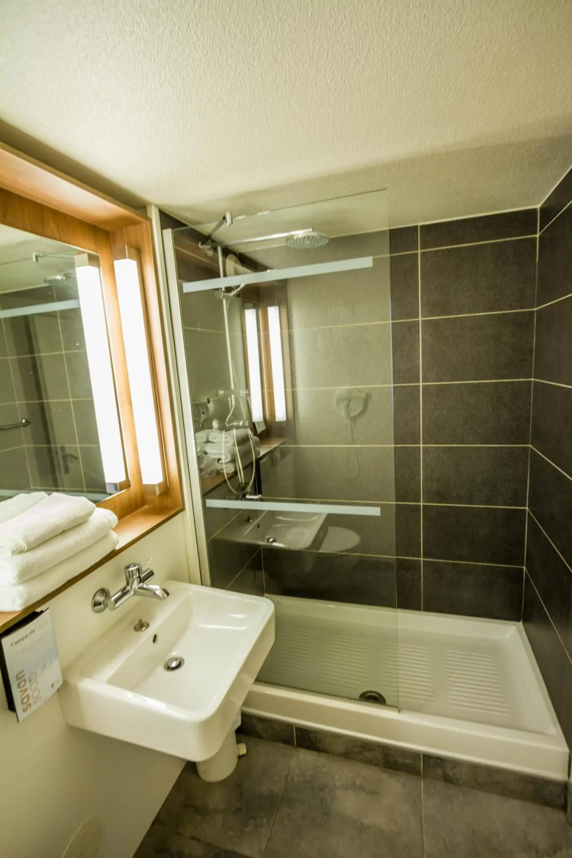 Bathroom in Campanile Aix En Provence Ouest - Jas de Bouffan