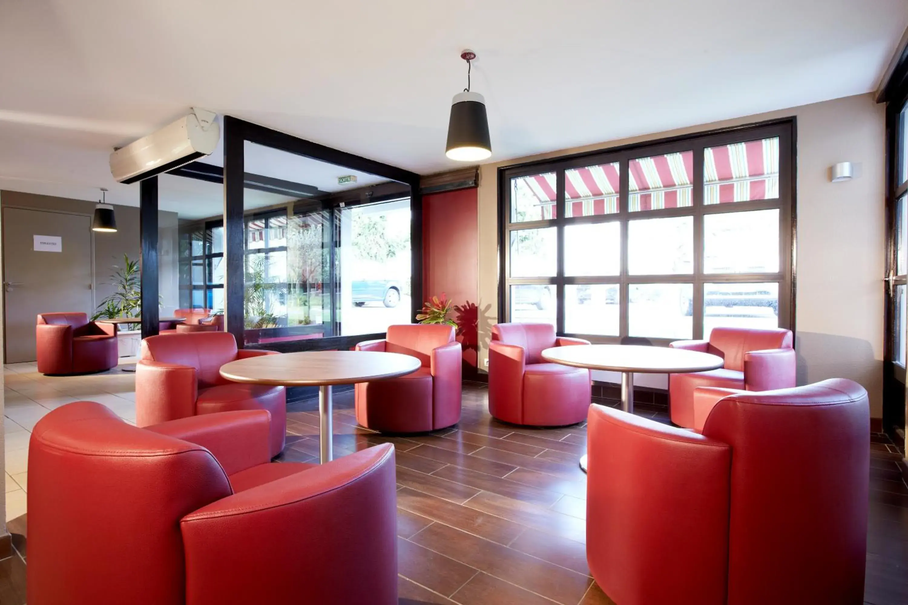 Lobby or reception, Lounge/Bar in Campanile Aix En Provence Ouest - Jas de Bouffan