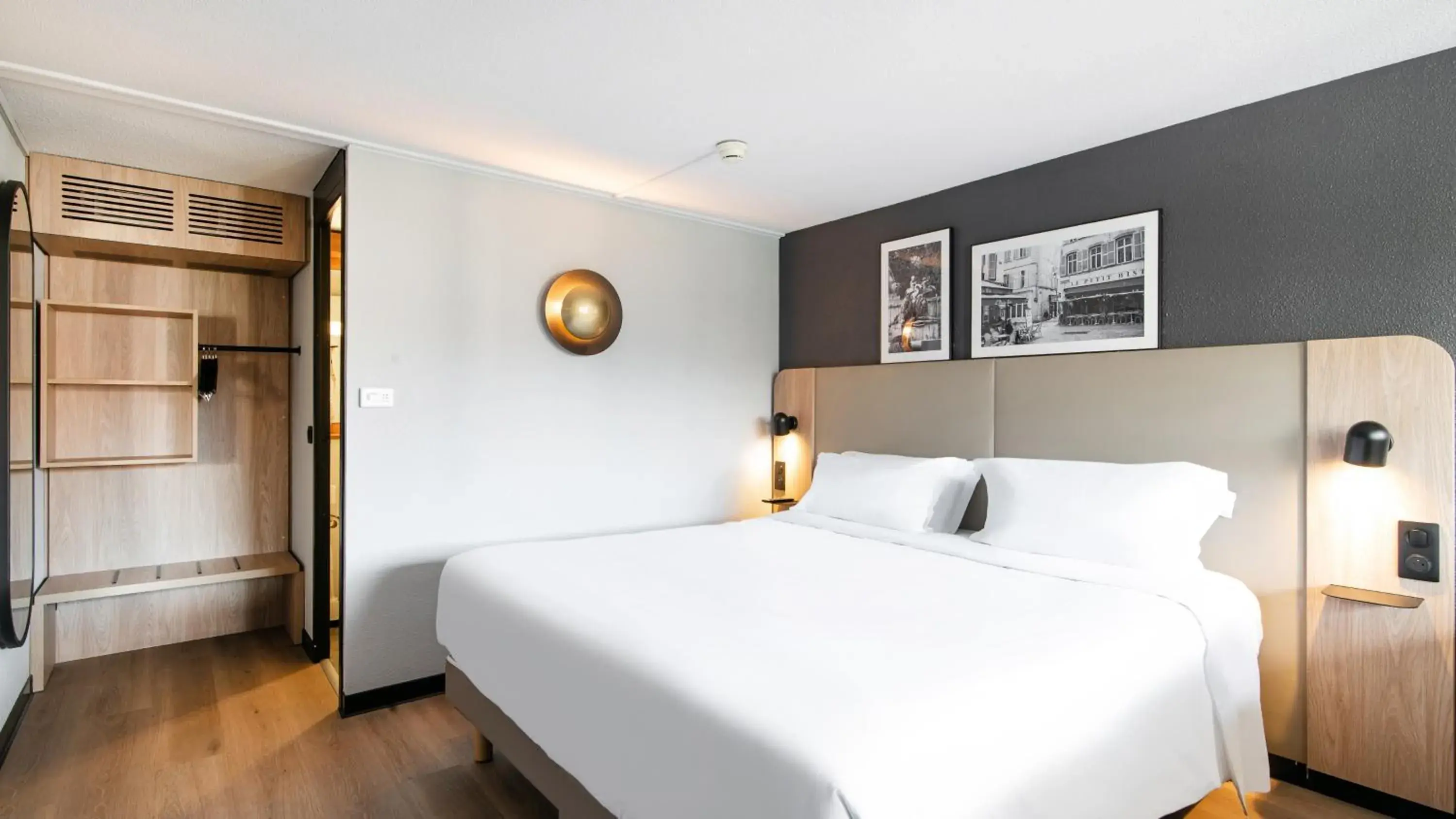 Bedroom, Bed in Campanile Prime - Aix-en-Provence Sud - Pont de l'Arc Bedroom, Bed in Campanile Prime - Aix-en-Provence Sud - Pont de l'Arc