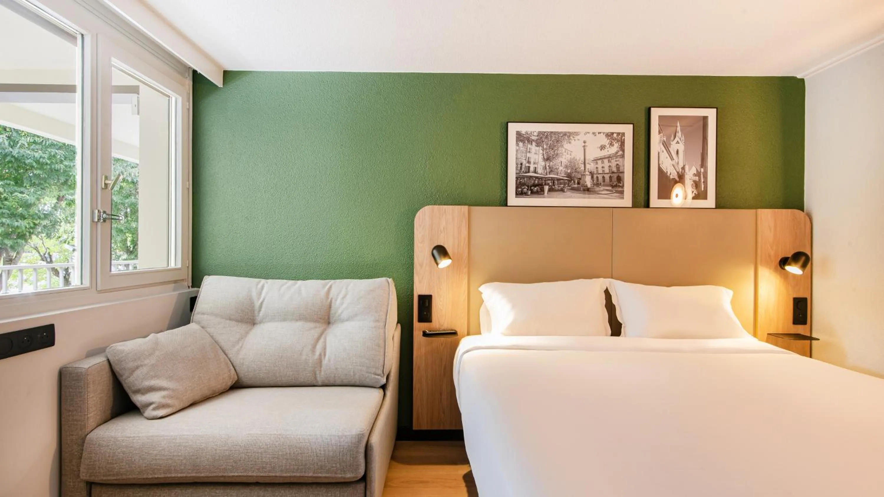 Bedroom, Bed in Campanile Prime - Aix-en-Provence Sud - Pont de l'Arc