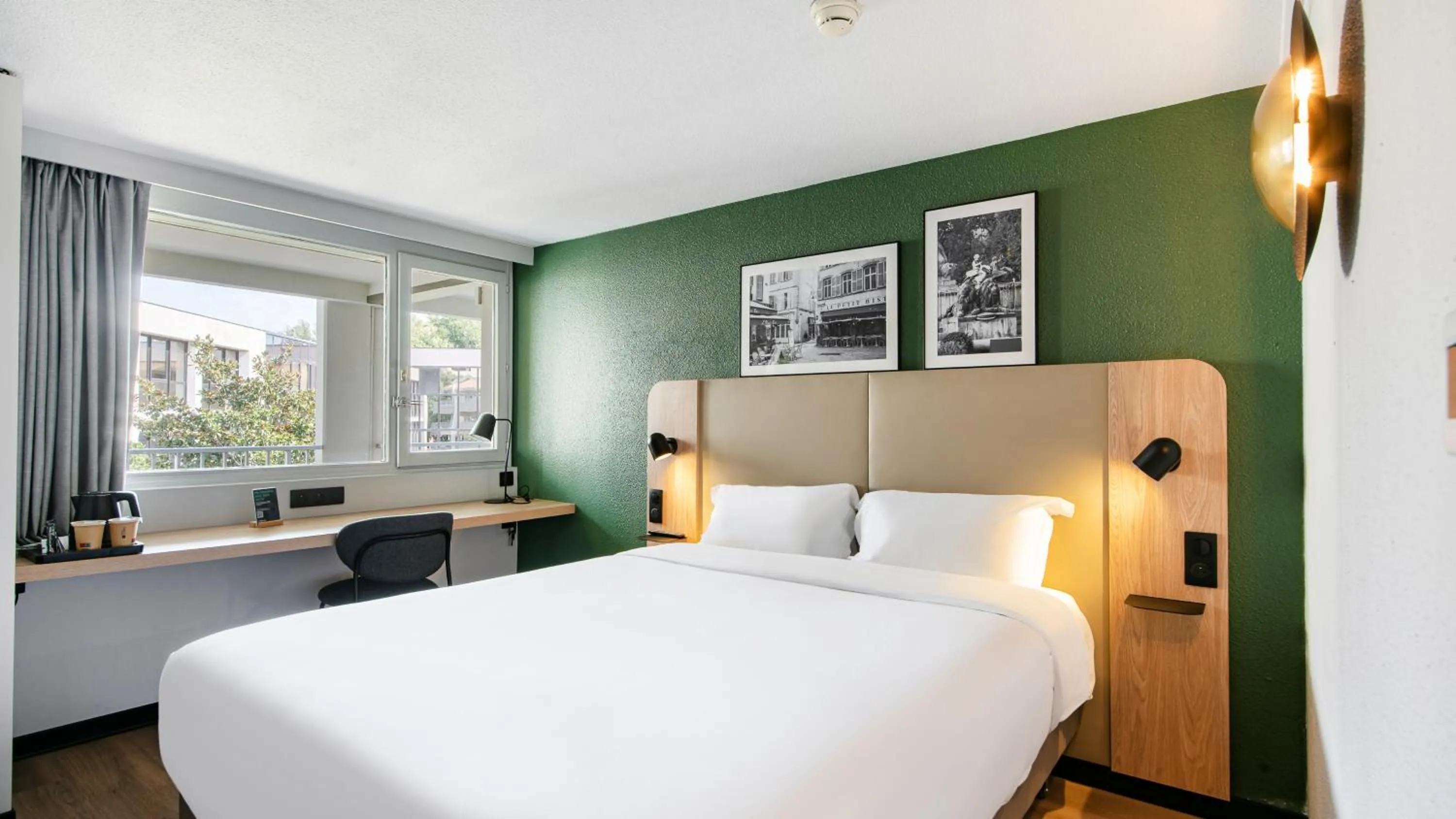 Bedroom, Bed in Campanile Prime - Aix-en-Provence Sud - Pont de l'Arc