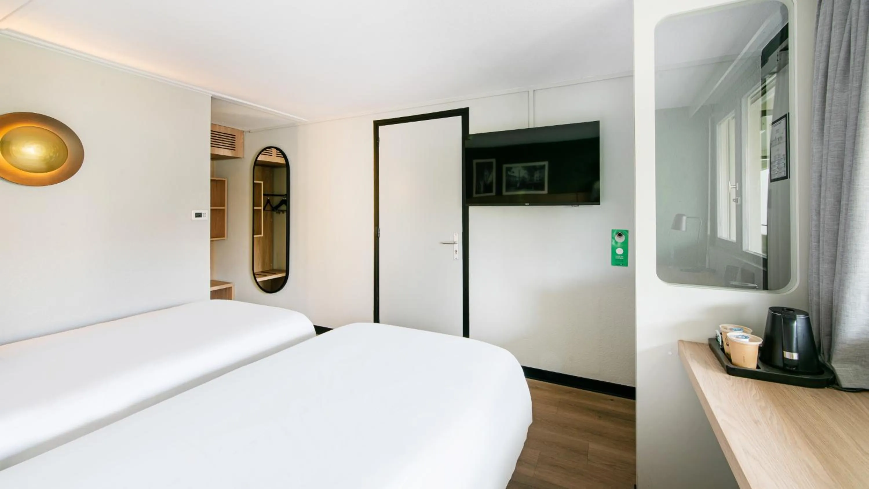 Bedroom, Bed in Campanile Prime - Aix-en-Provence Sud - Pont de l'Arc