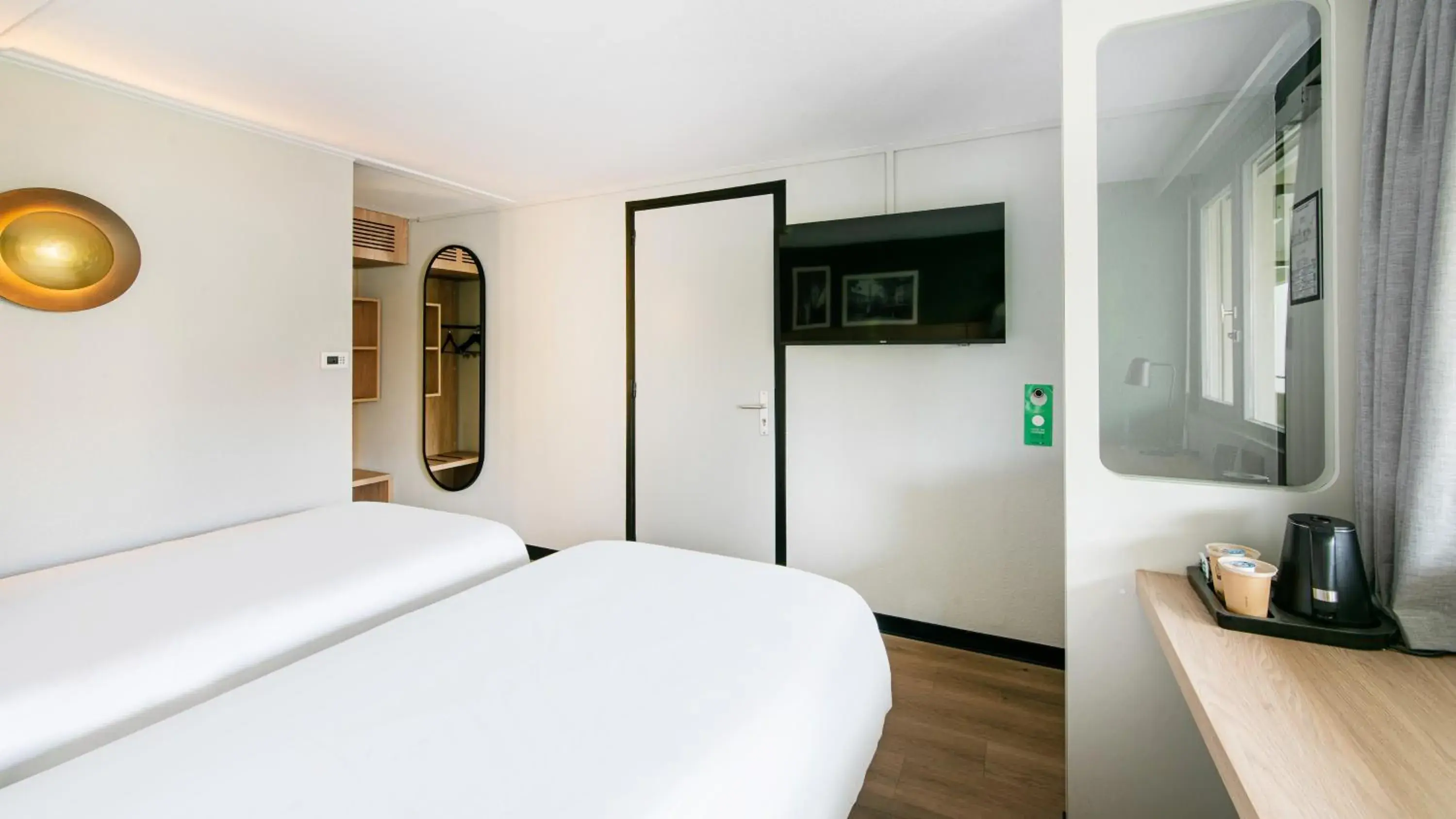 Bedroom, Bed in Campanile Prime - Aix-en-Provence Sud - Pont de l'Arc Bedroom, Bed in Campanile Prime - Aix-en-Provence Sud - Pont de l'Arc