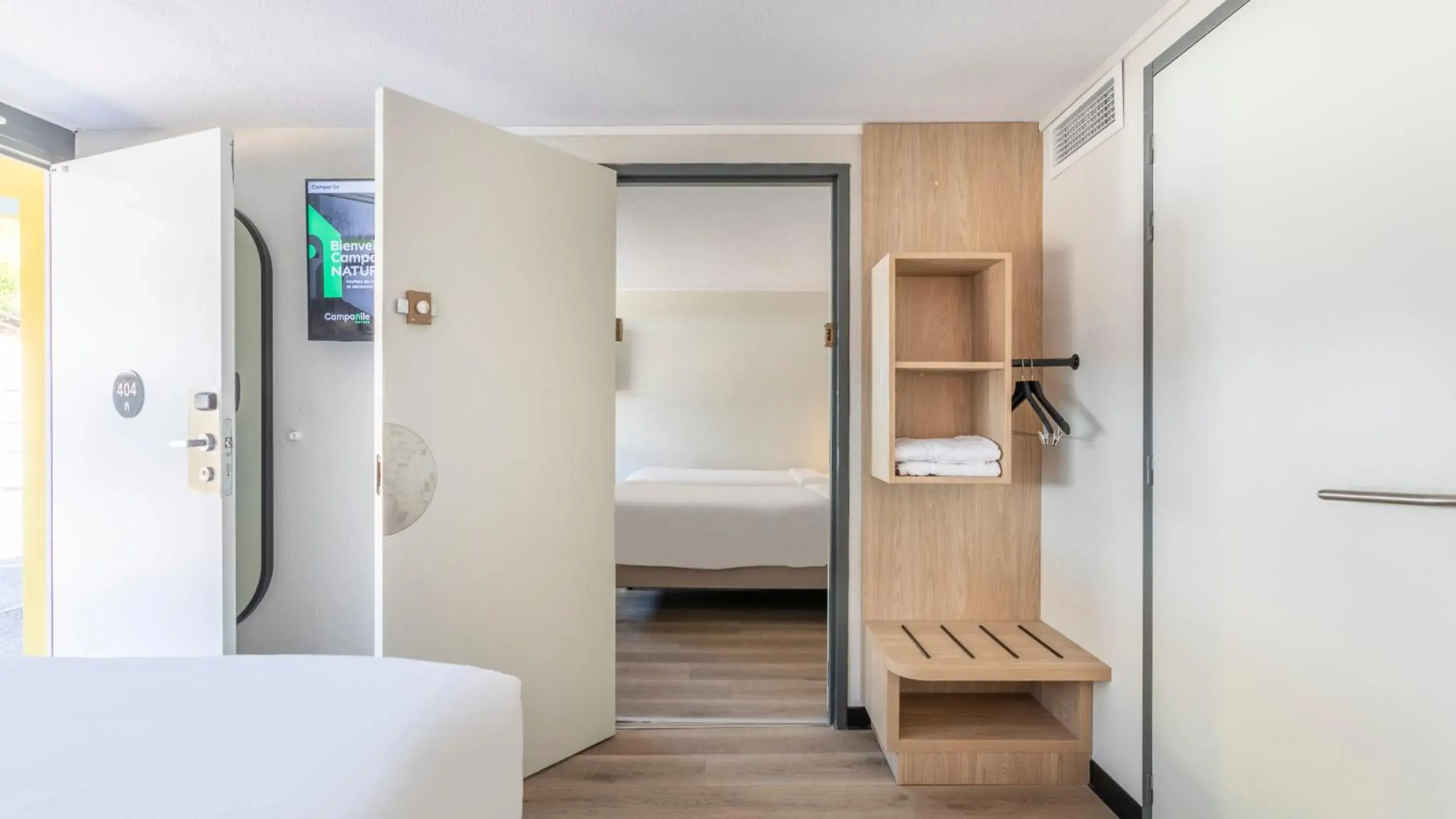 Bedroom, Bed in Campanile Prime - Aix-en-Provence Sud - Pont de l'Arc Bedroom, Bed in Campanile Prime - Aix-en-Provence Sud - Pont de l'Arc