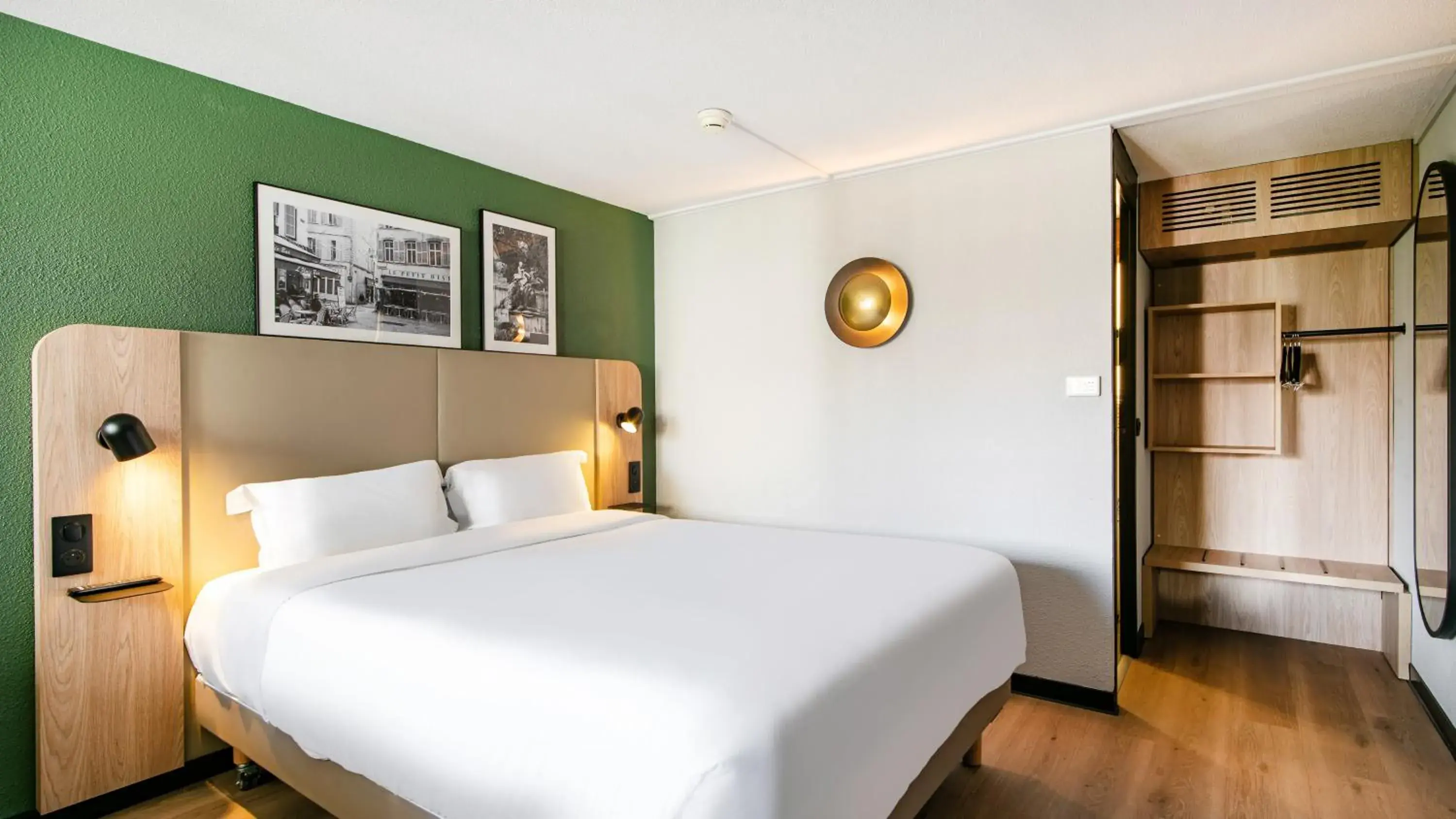 Bedroom, Bed in Campanile Prime - Aix-en-Provence Sud - Pont de l'Arc Bedroom, Bed in Campanile Prime - Aix-en-Provence Sud - Pont de l'Arc