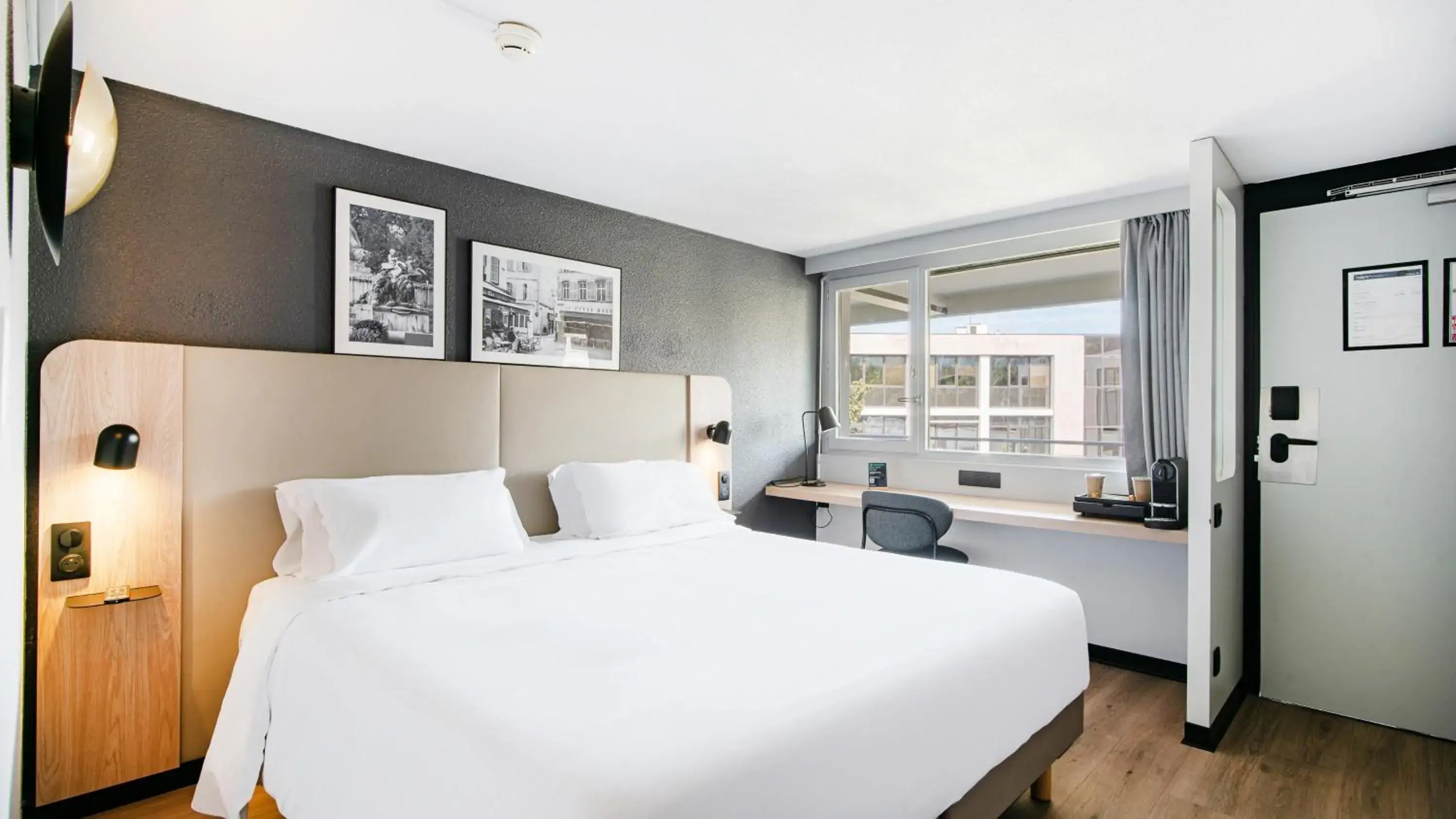 Bedroom, Bed in Campanile Prime - Aix-en-Provence Sud - Pont de l'Arc Bedroom, Bed in Campanile Prime - Aix-en-Provence Sud - Pont de l'Arc