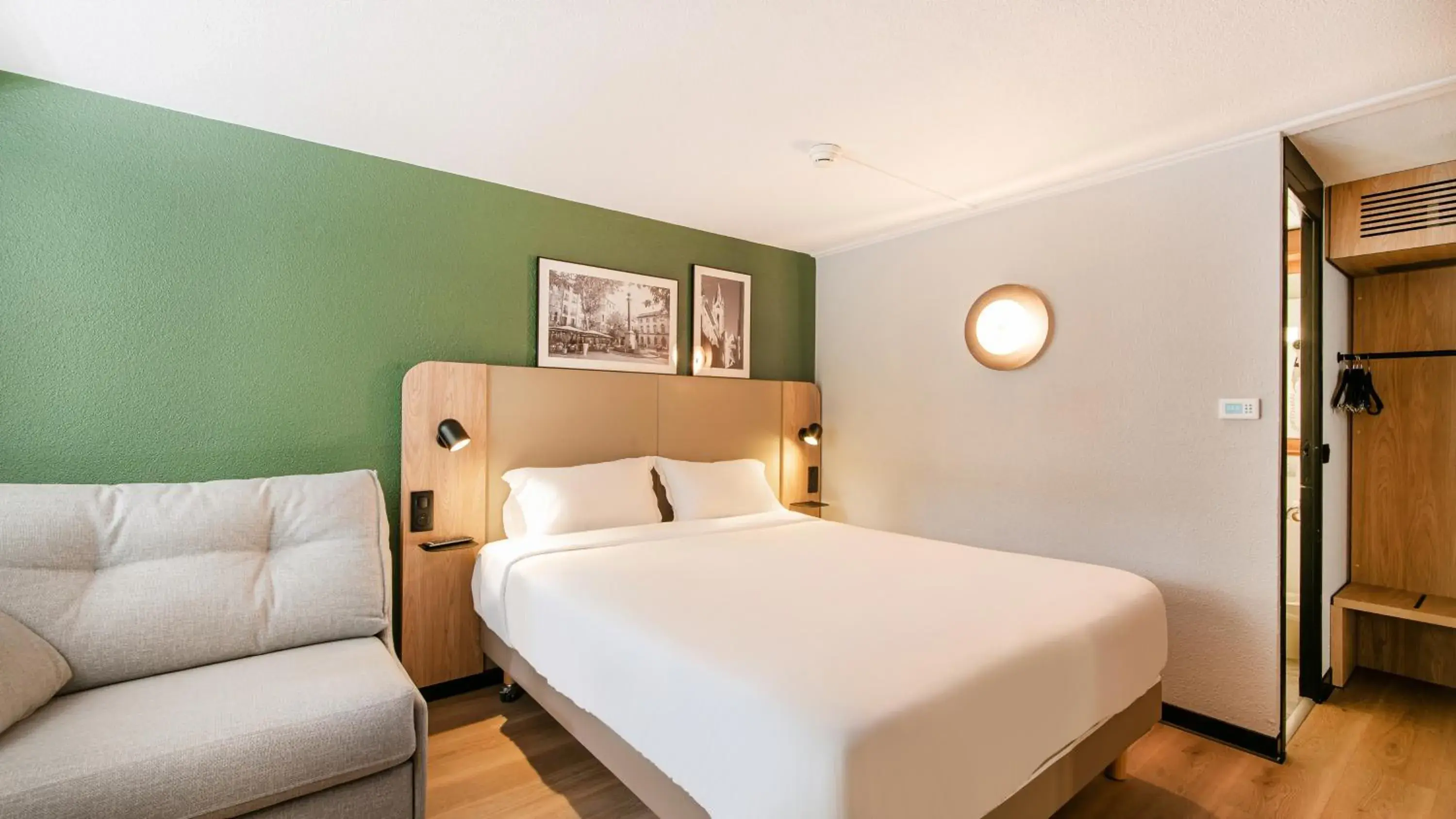 Bedroom, Bed in Campanile Prime - Aix-en-Provence Sud - Pont de l'Arc Bedroom, Bed in Campanile Prime - Aix-en-Provence Sud - Pont de l'Arc