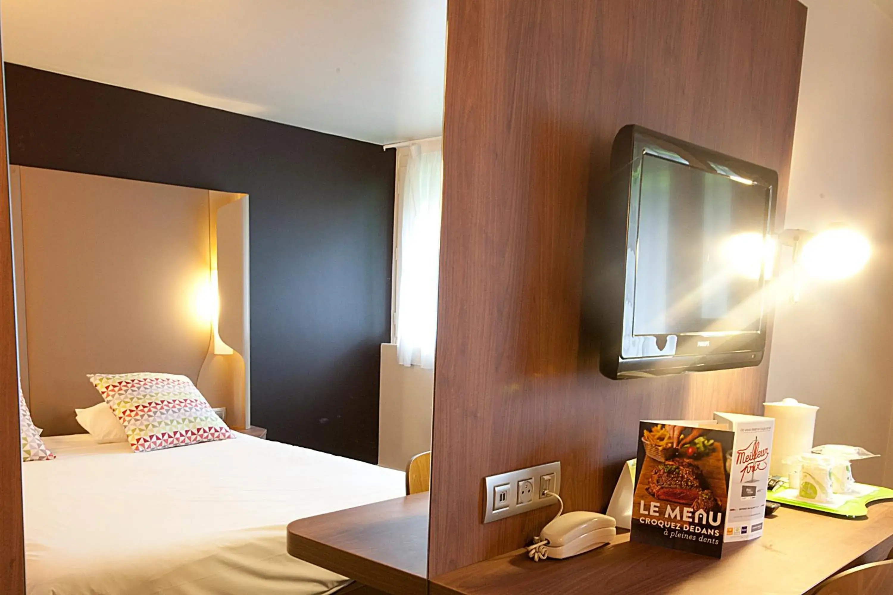 TV and multimedia, Bed in Campanile Clermont-Ferrand ~ Aubière TV and multimedia, Bed in Campanile Clermont-Ferrand ~ Aubière
