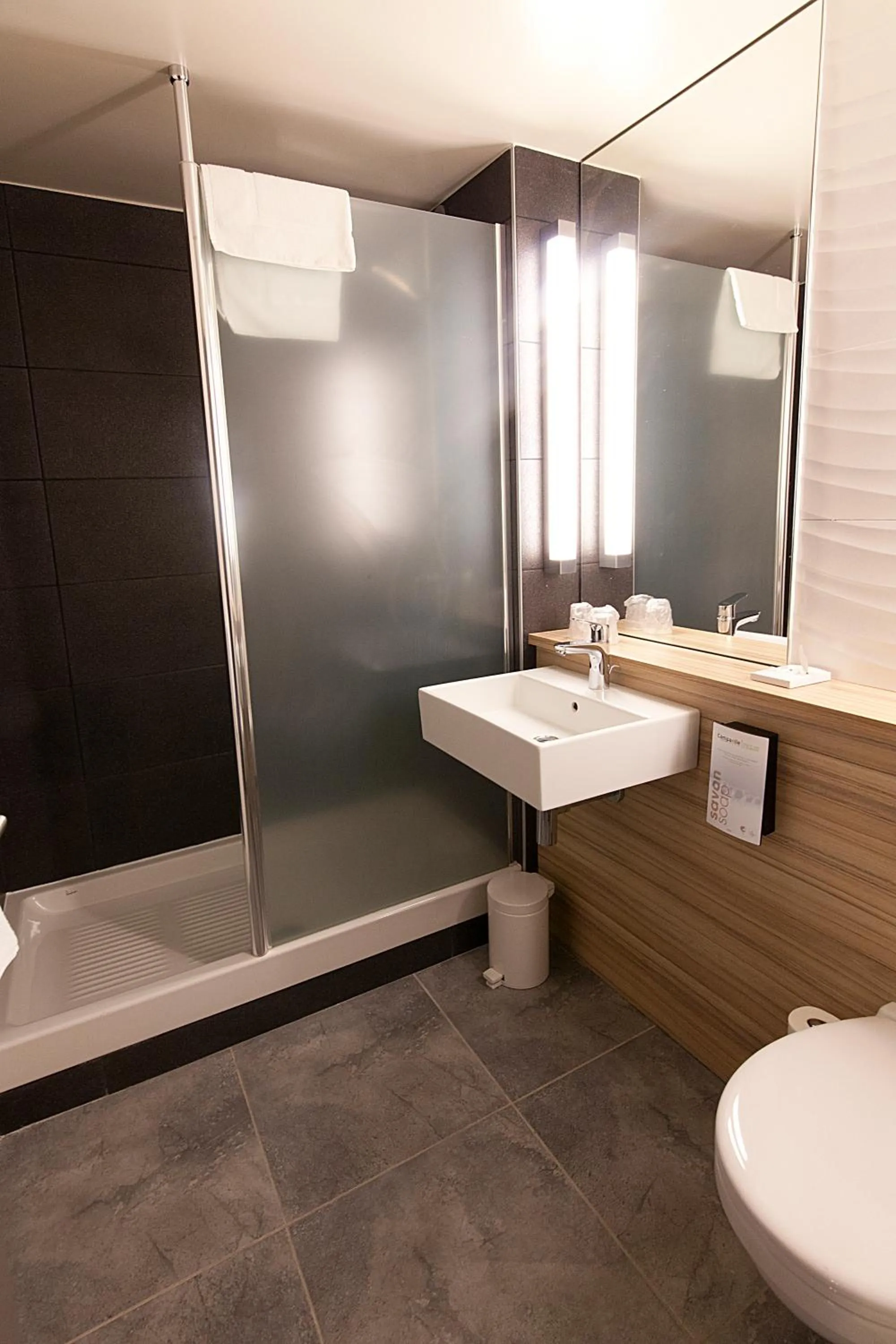 Bathroom in Campanile Clermont-Ferrand ~ Aubière