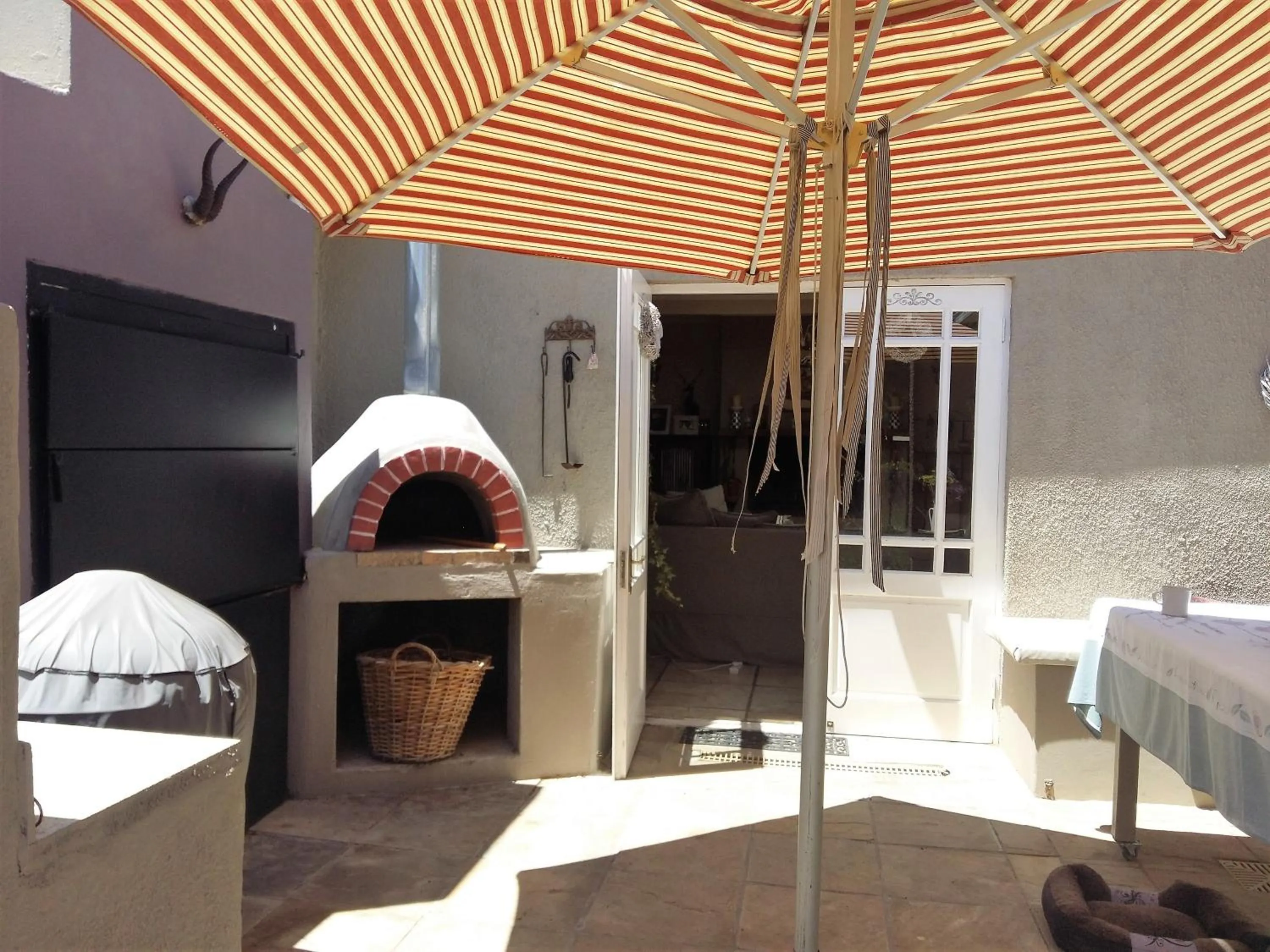 Communal lounge/ TV room in Almond Cottage Bed & Breakfast