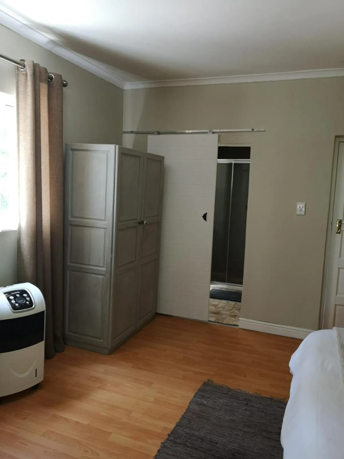 Bathroom, Bed in Almond Cottage Bed & Breakfast