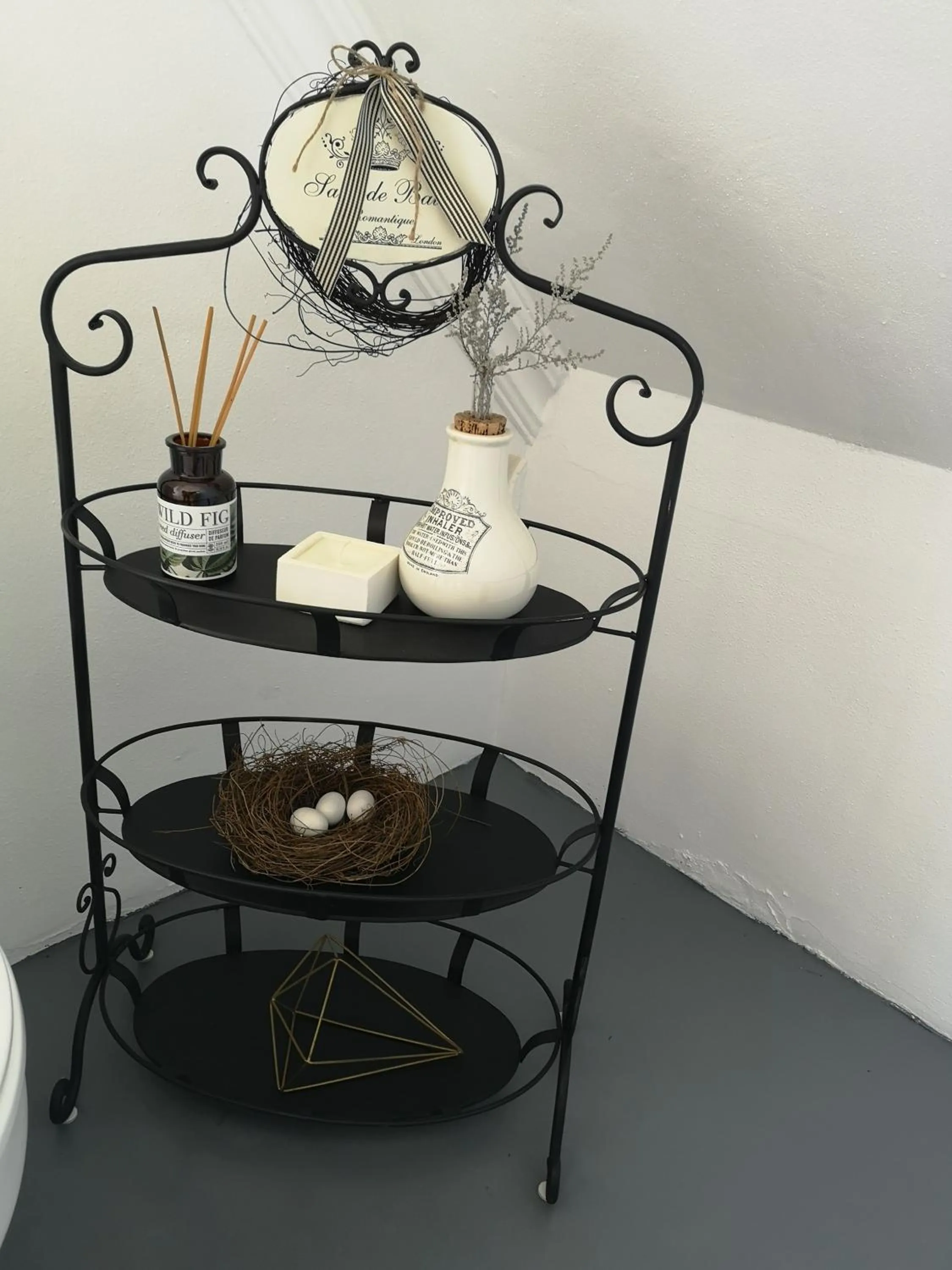 Bathroom in Almond Cottage Bed & Breakfast