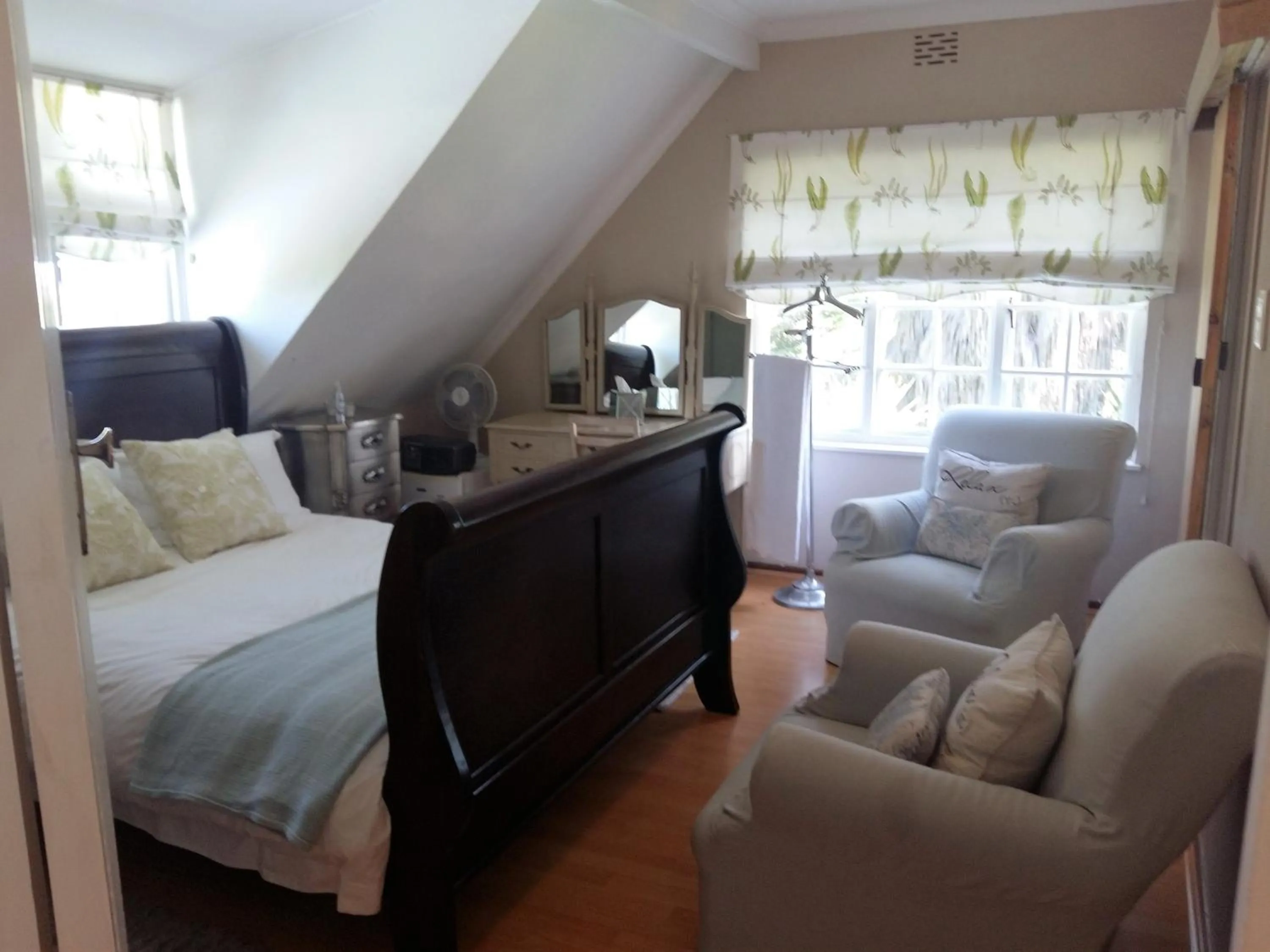 Garden view, Bed in Almond Cottage Bed & Breakfast