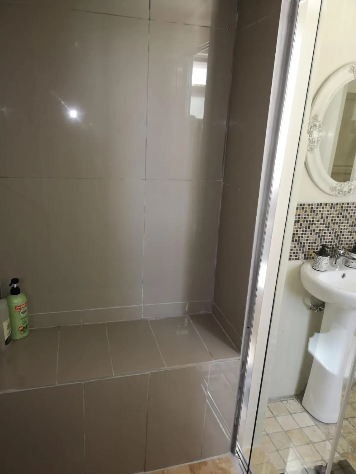 Bathroom in Almond Cottage Bed & Breakfast