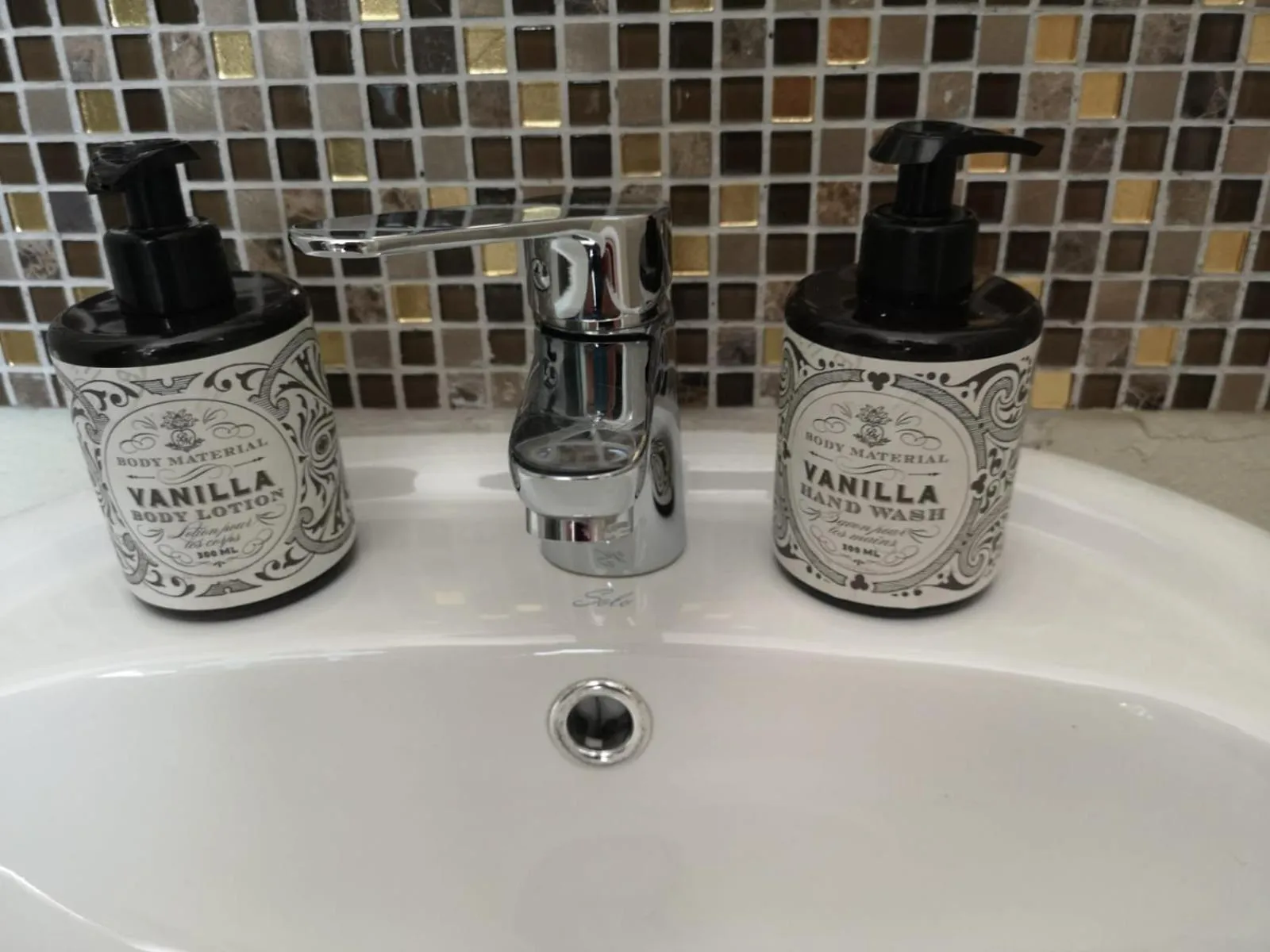 Bathroom in Almond Cottage Bed & Breakfast