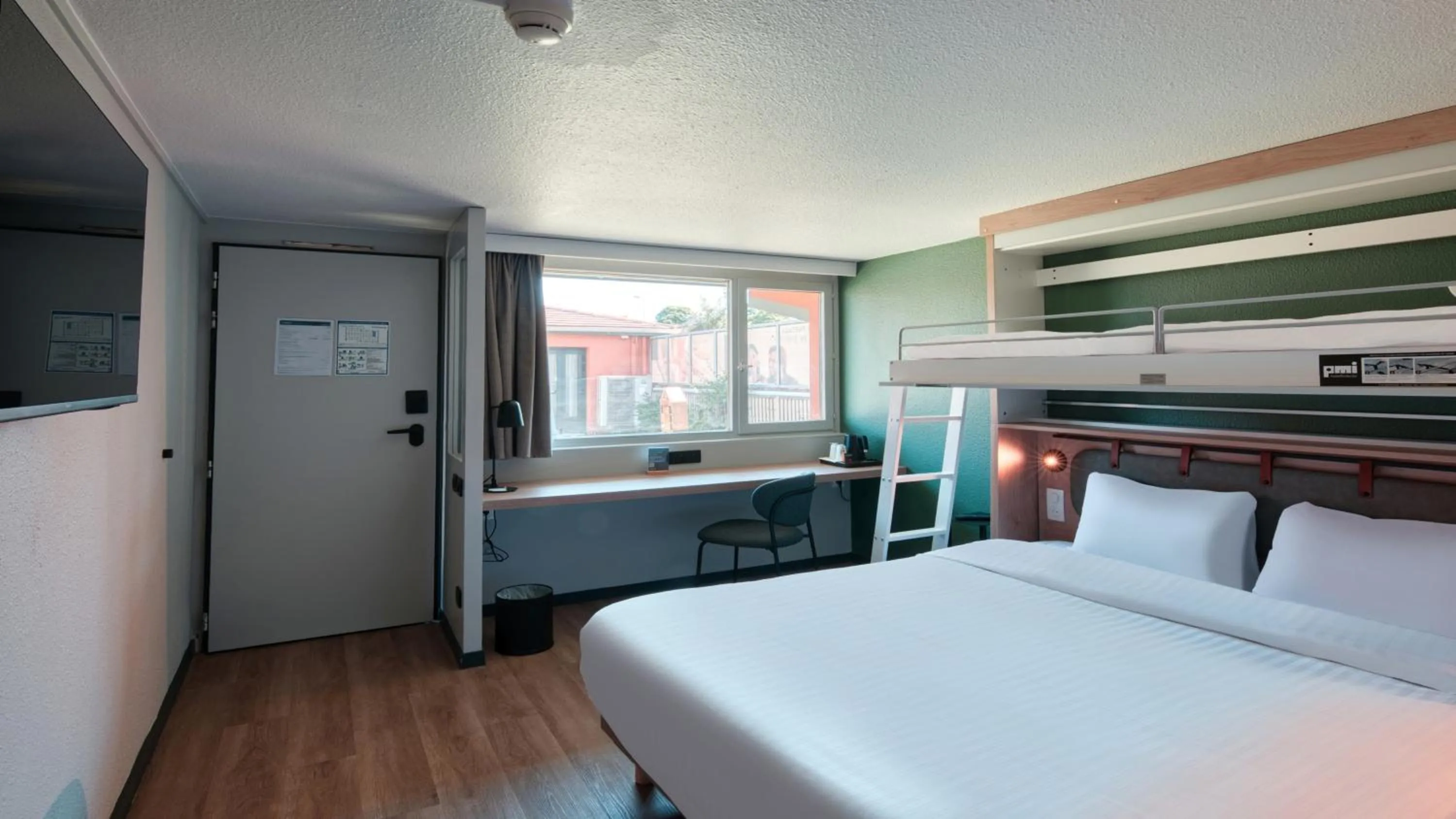 Photo of the whole room, Bed in Campanile NATURE - Dreux