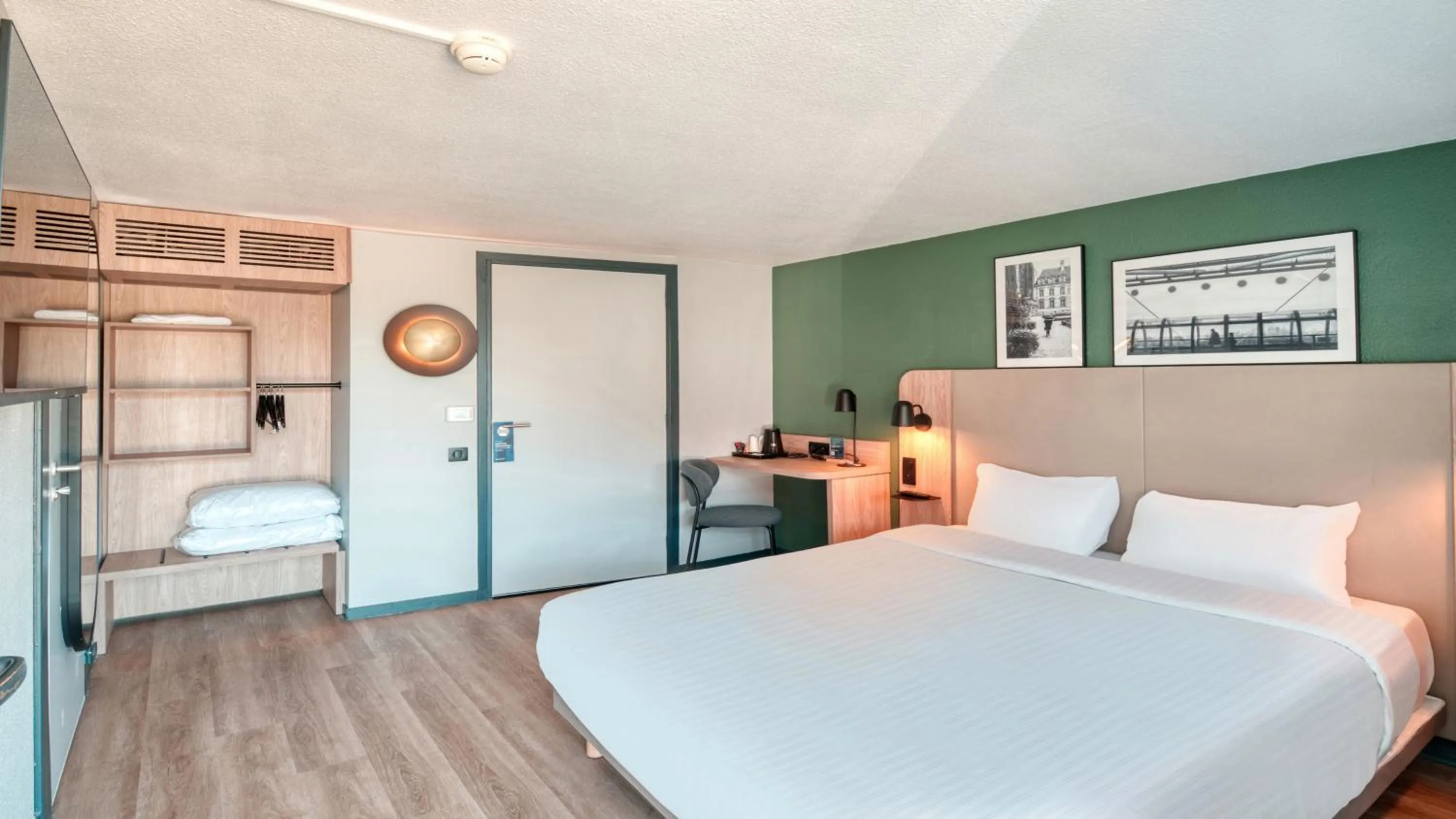 Photo of the whole room, Bed in Campanile NATURE - Dreux