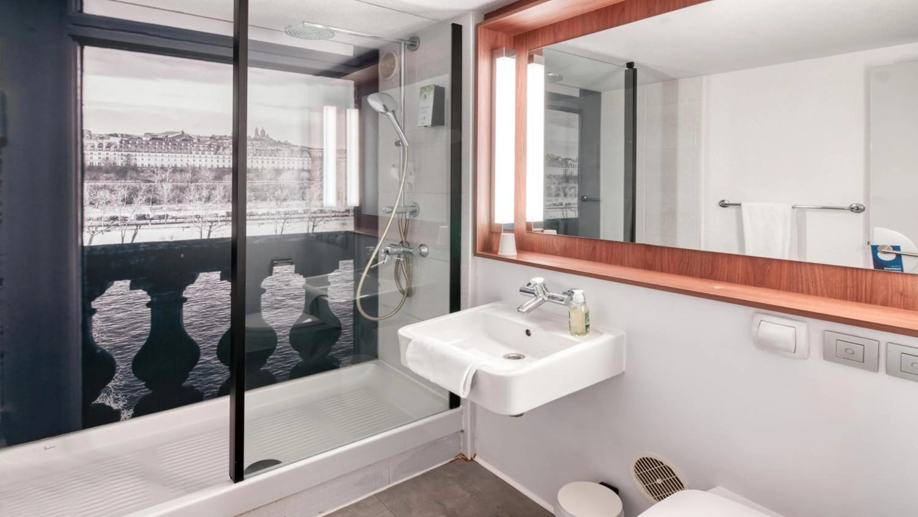 Bathroom in Campanile NATURE - Dreux