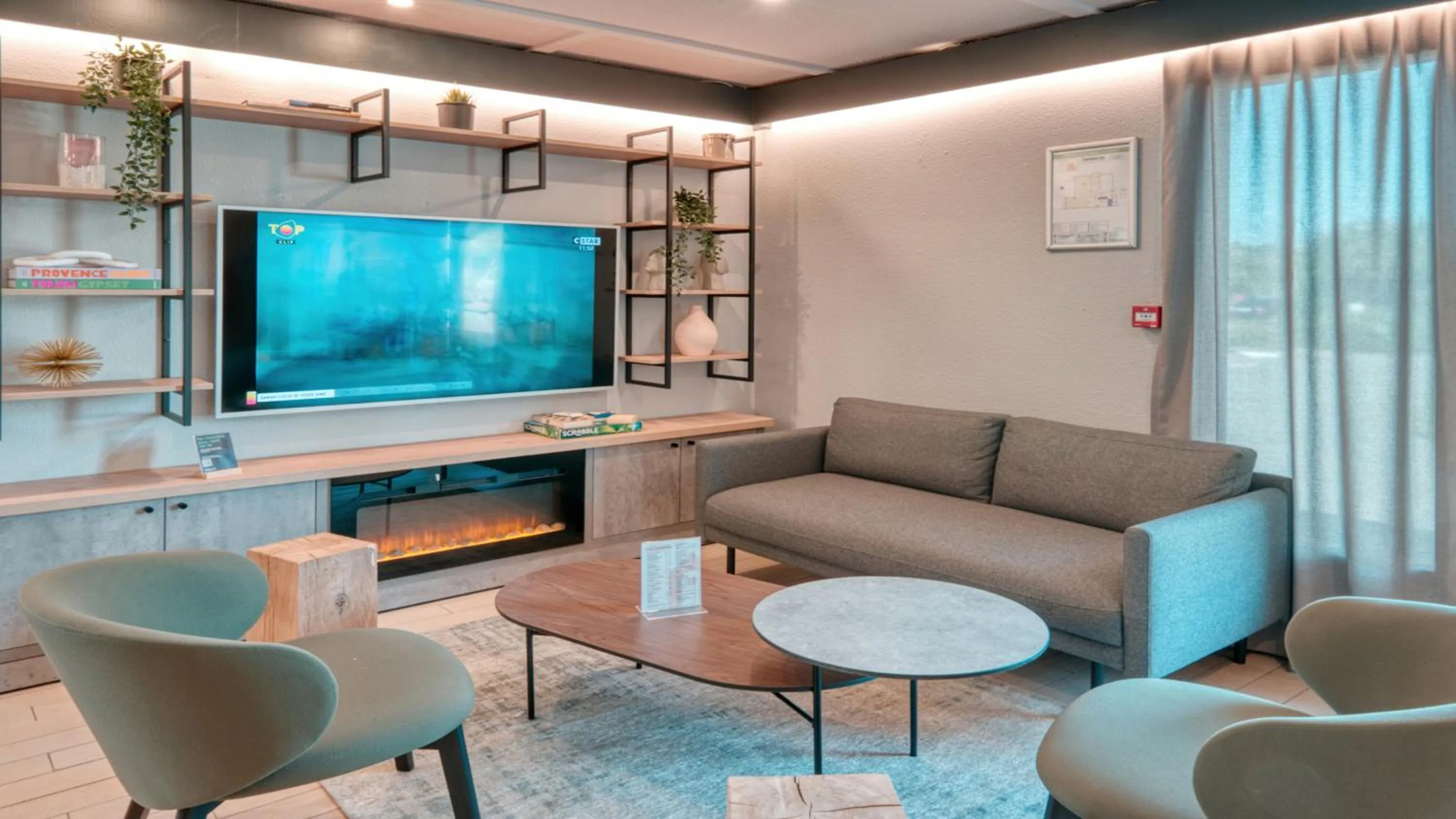 Communal lounge/ TV room in Campanile NATURE - Dreux