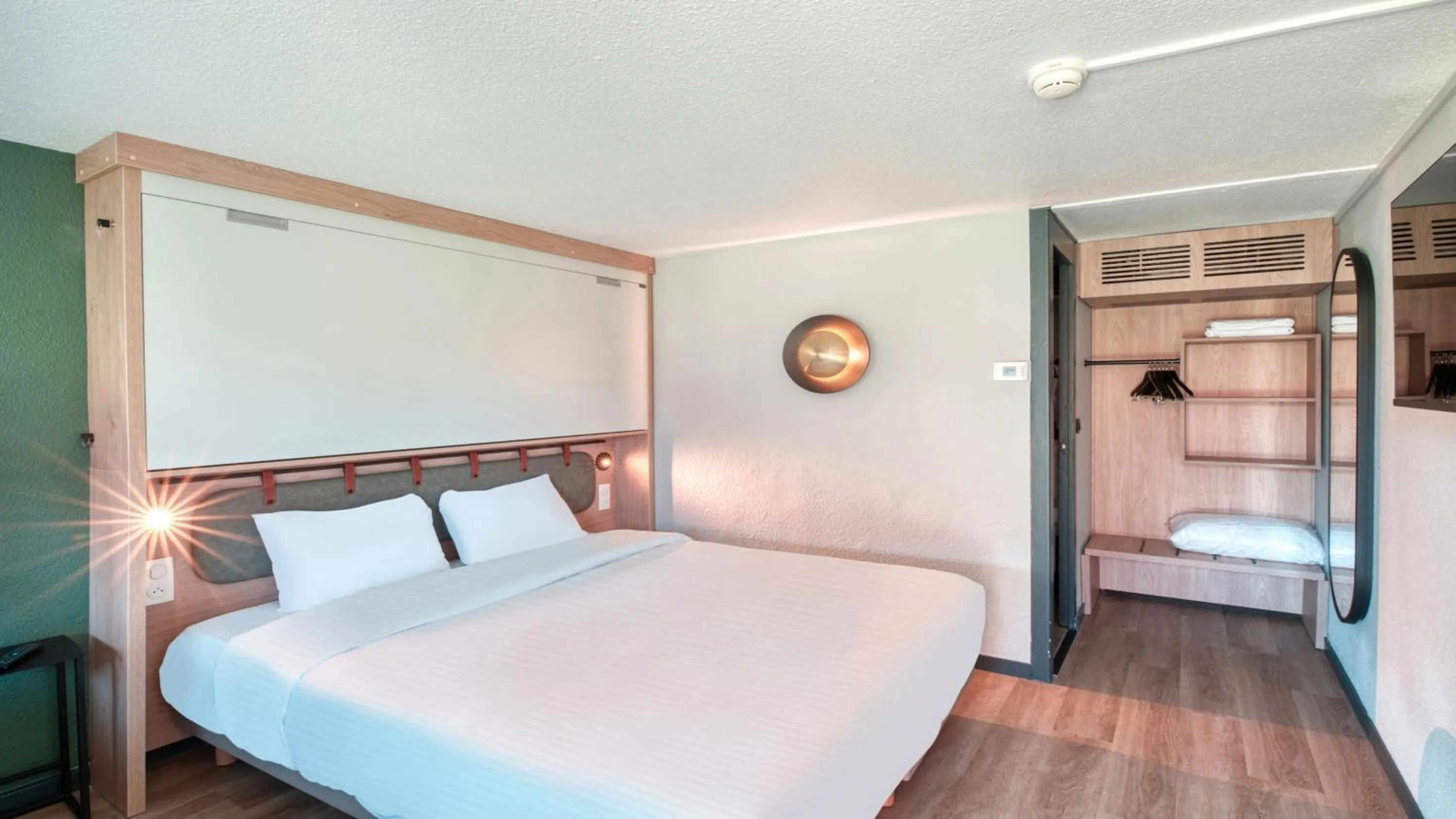 Photo of the whole room, Bed in Campanile NATURE - Dreux