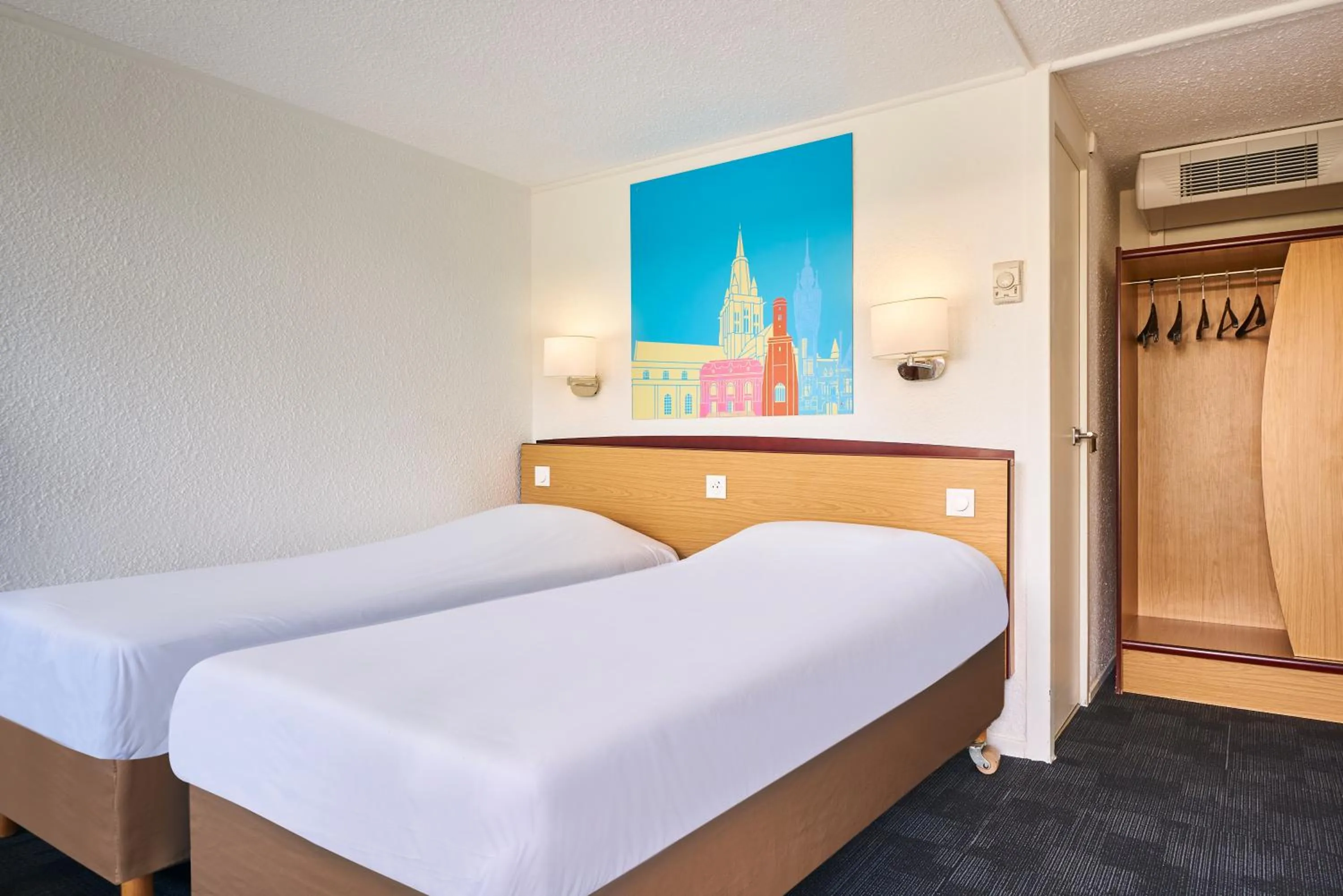 Bedroom, Bed in Kyriad Direct Le Havre Est - Gonfreville