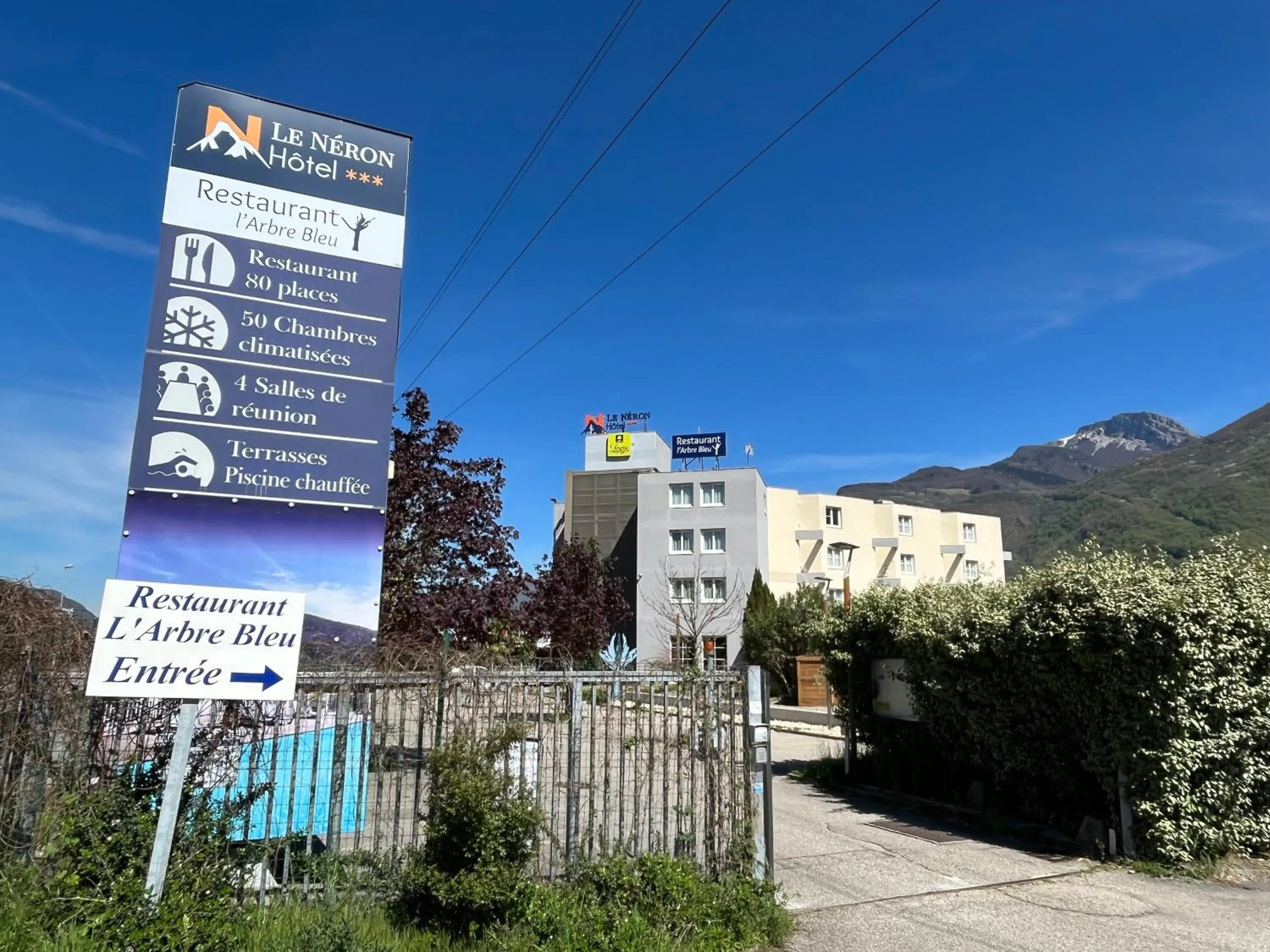 Property building in Hôtel Le Néron - Logis