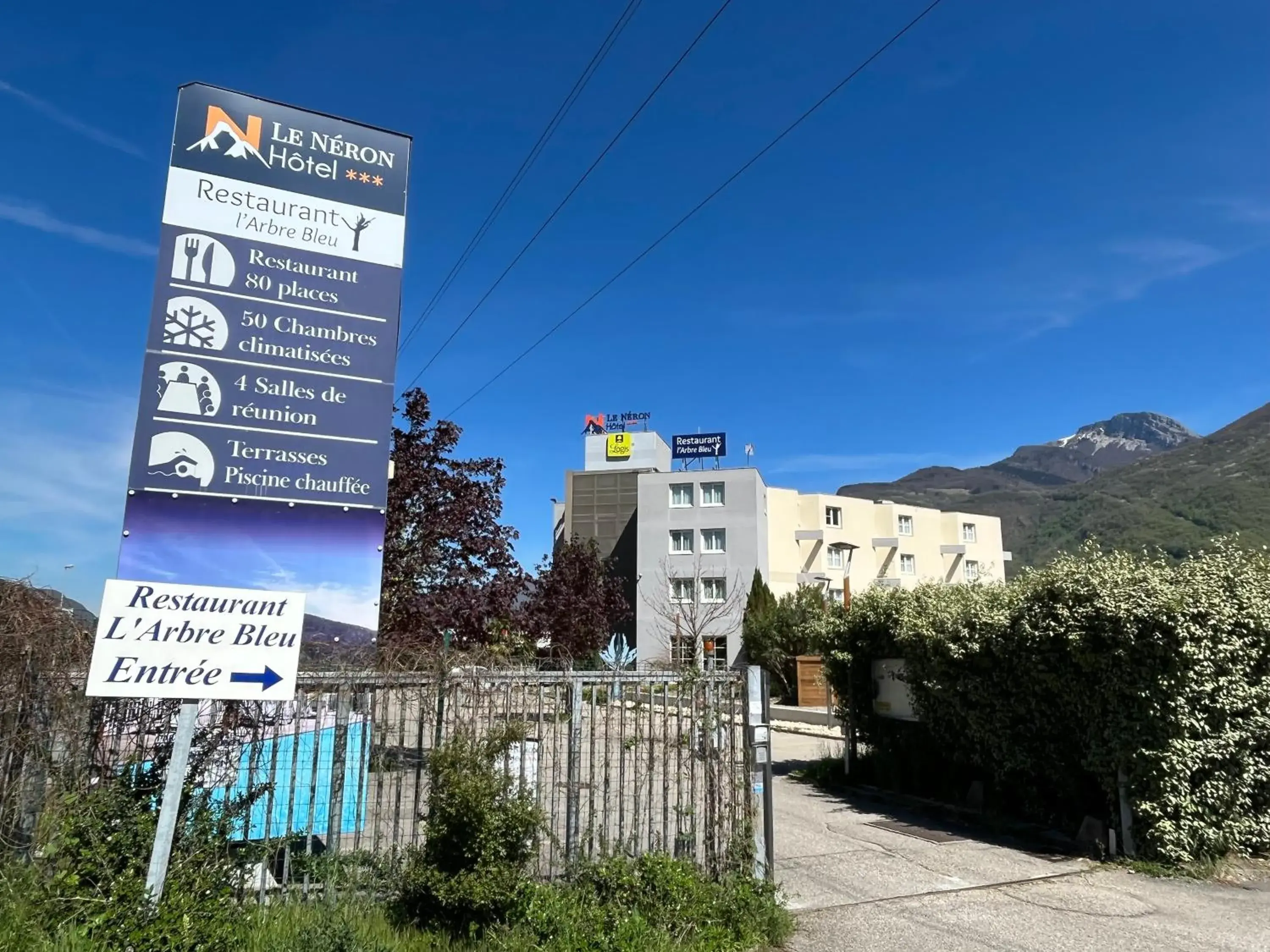 Property building in Hôtel Le Néron - Logis Property building in Hôtel Le Néron - Logis