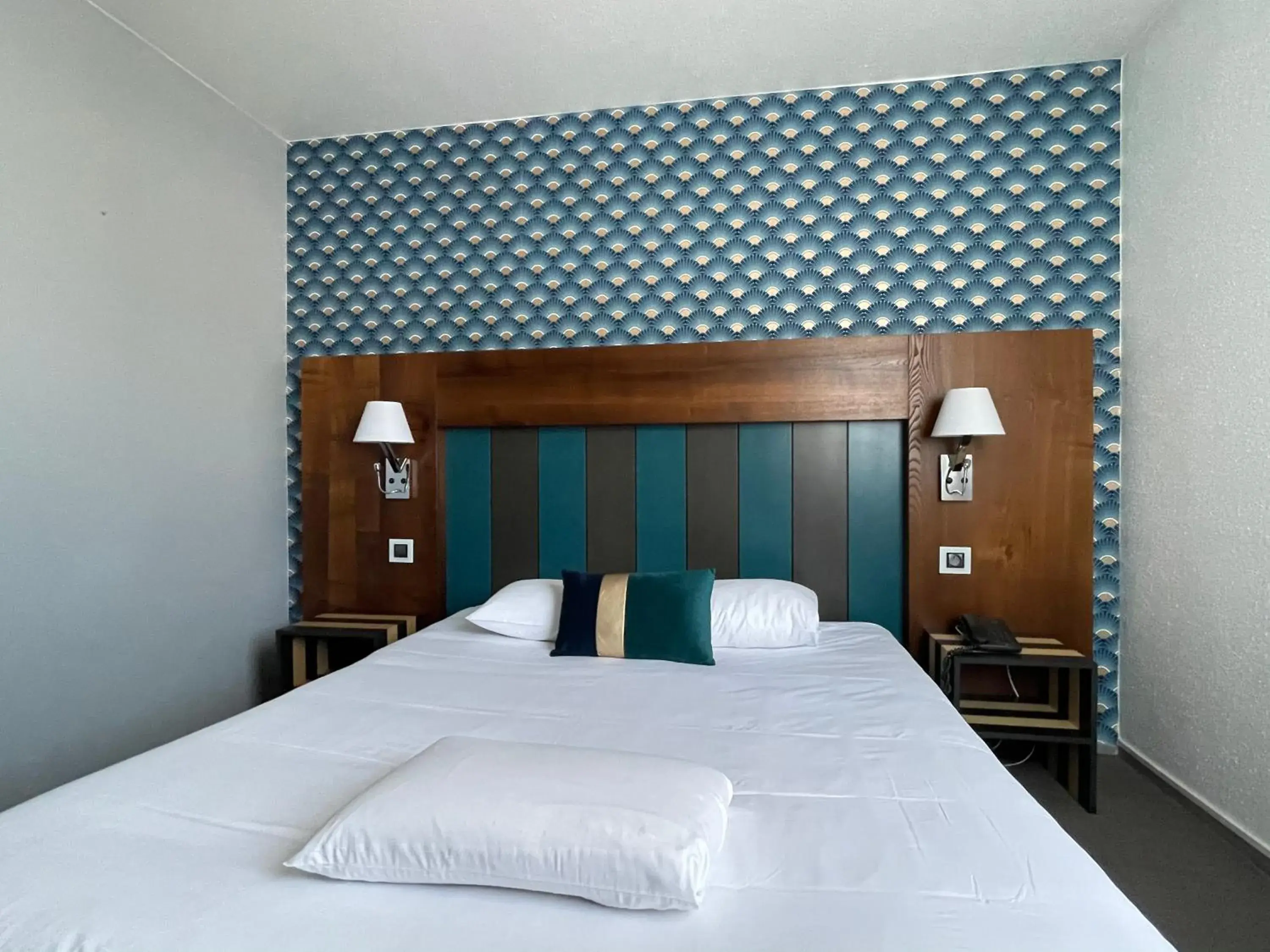 Bed in Hôtel Le Néron - Logis Bed in Hôtel Le Néron - Logis