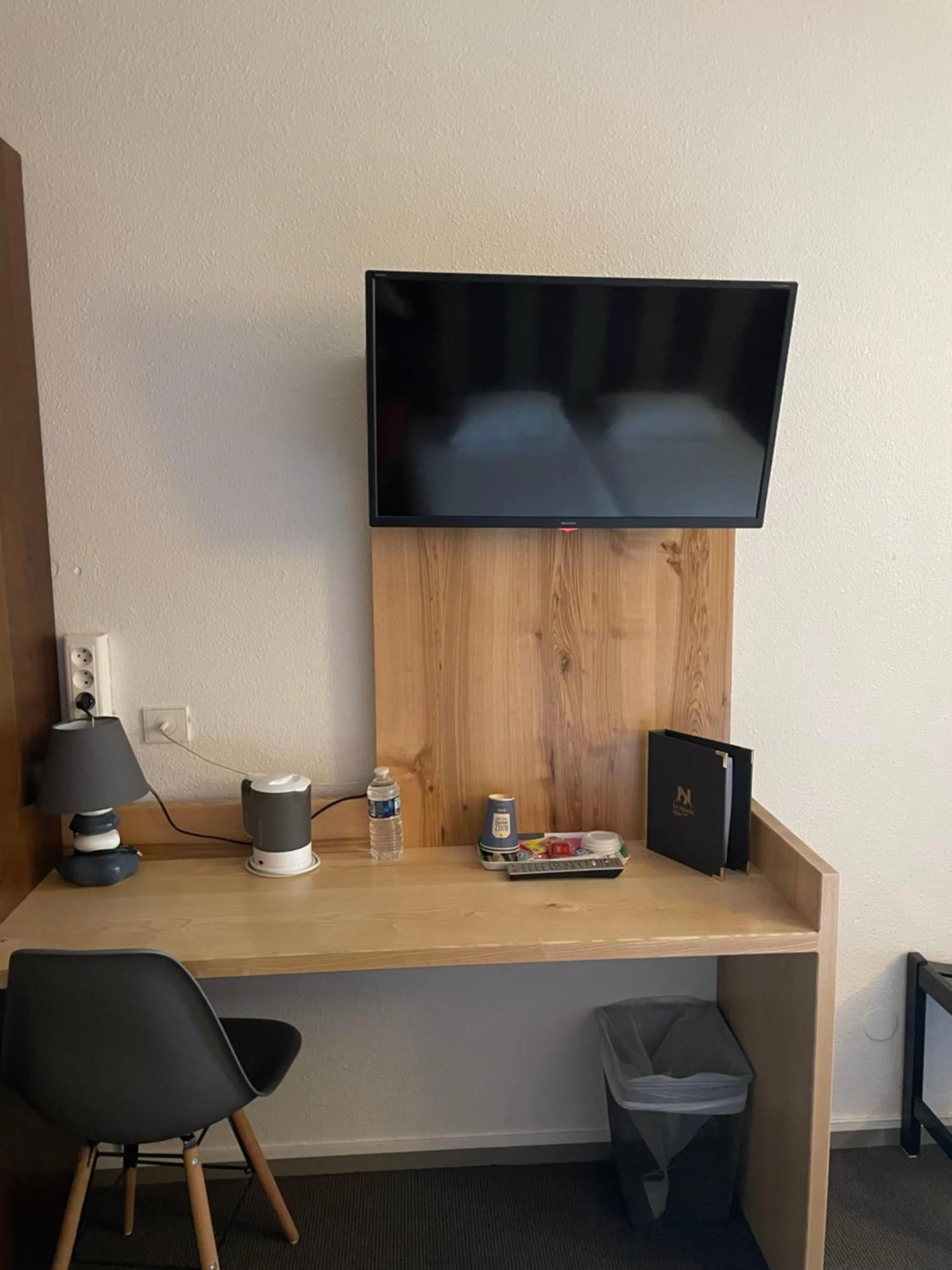 TV and multimedia in Hôtel Le Néron - Logis