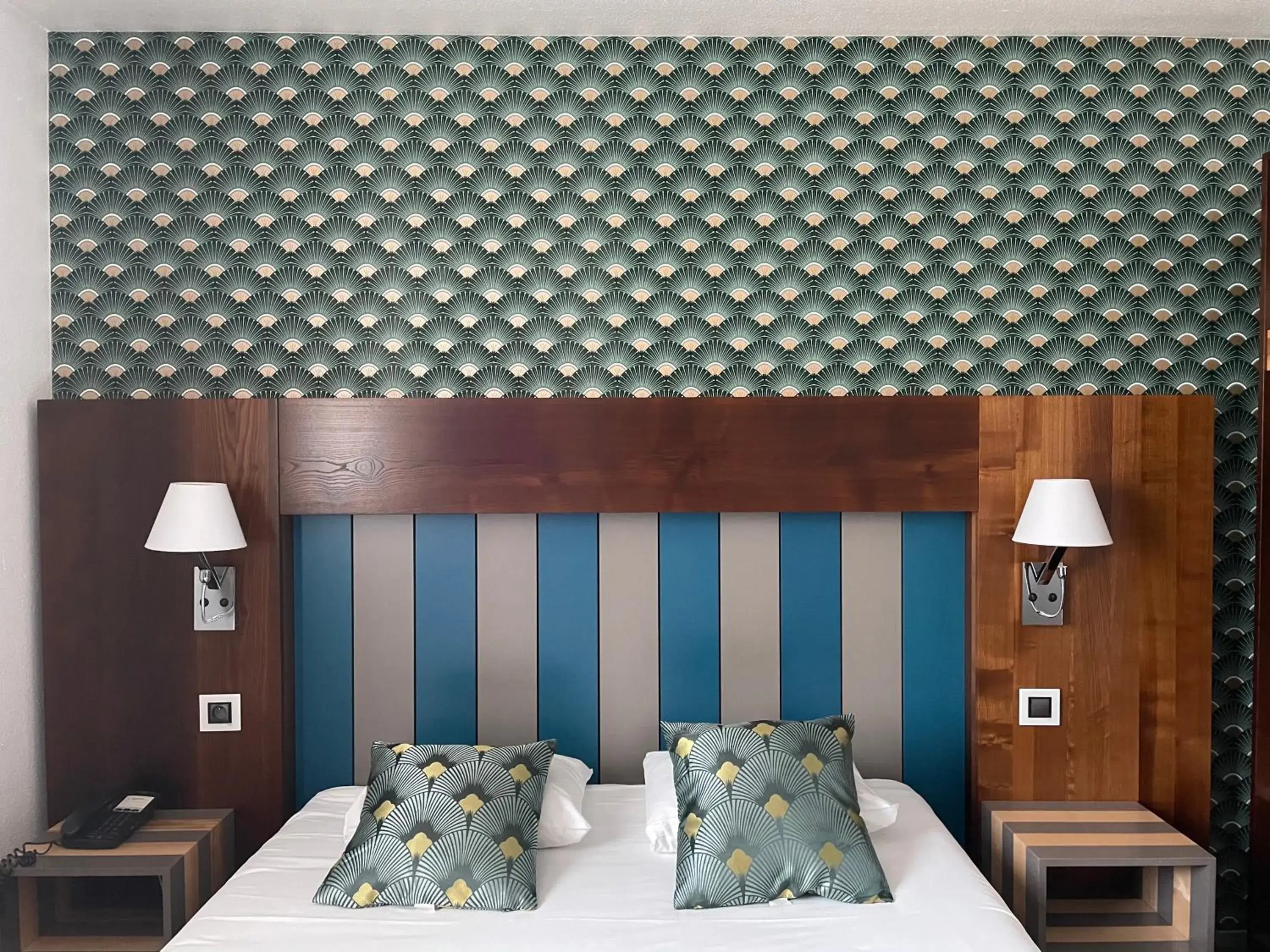 Bedroom, Bed in Hôtel Le Néron - Logis Bedroom, Bed in Hôtel Le Néron - Logis