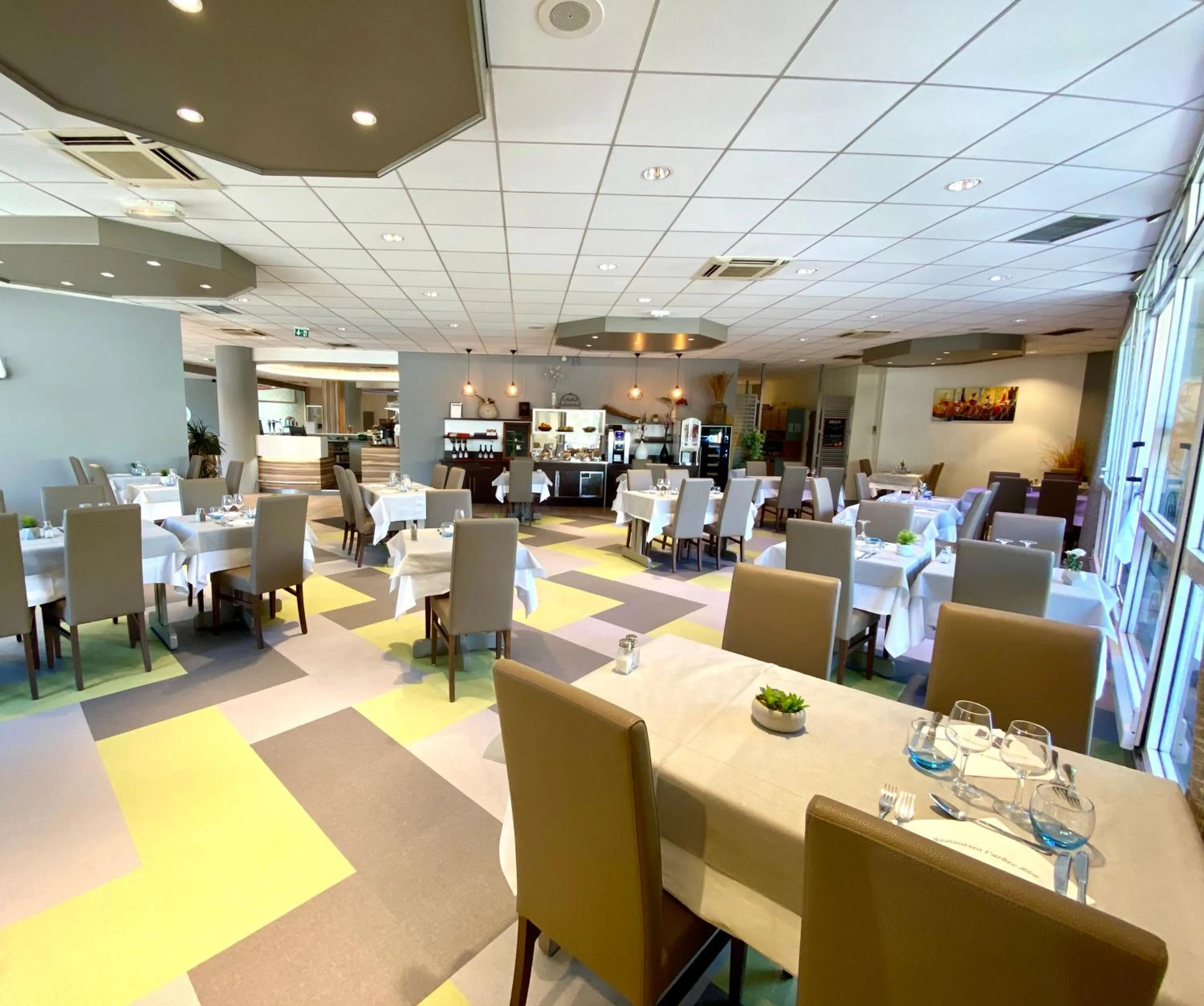 Restaurant/places to eat in Hôtel Le Néron - Logis