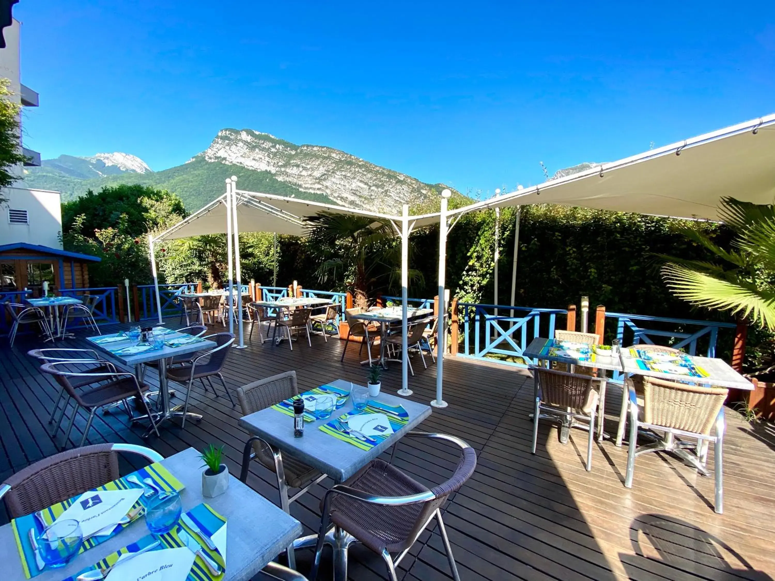 Property building in Hôtel Le Néron - Logis Property building in Hôtel Le Néron - Logis