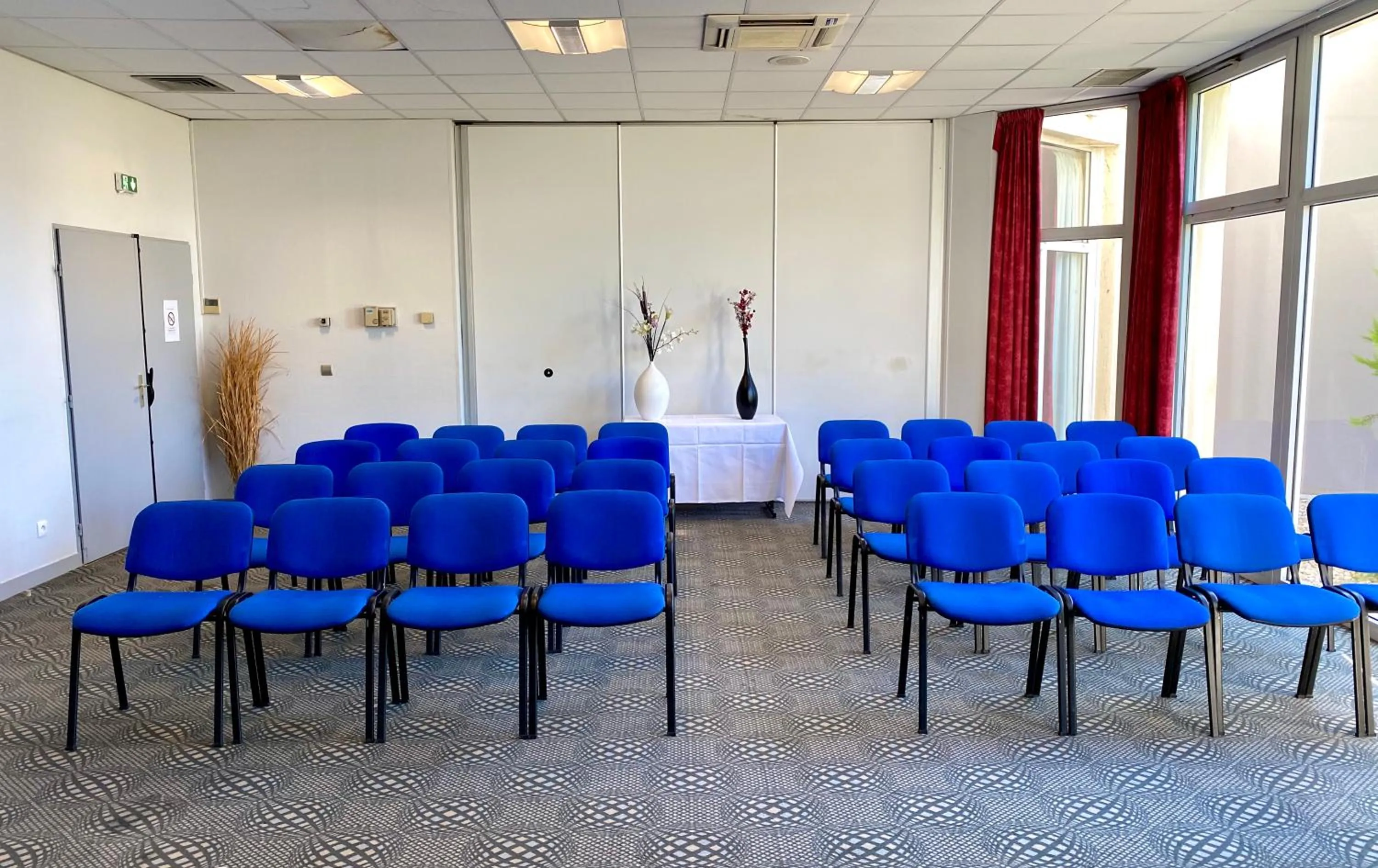 Communal lounge/ TV room in Hôtel Le Néron - Logis