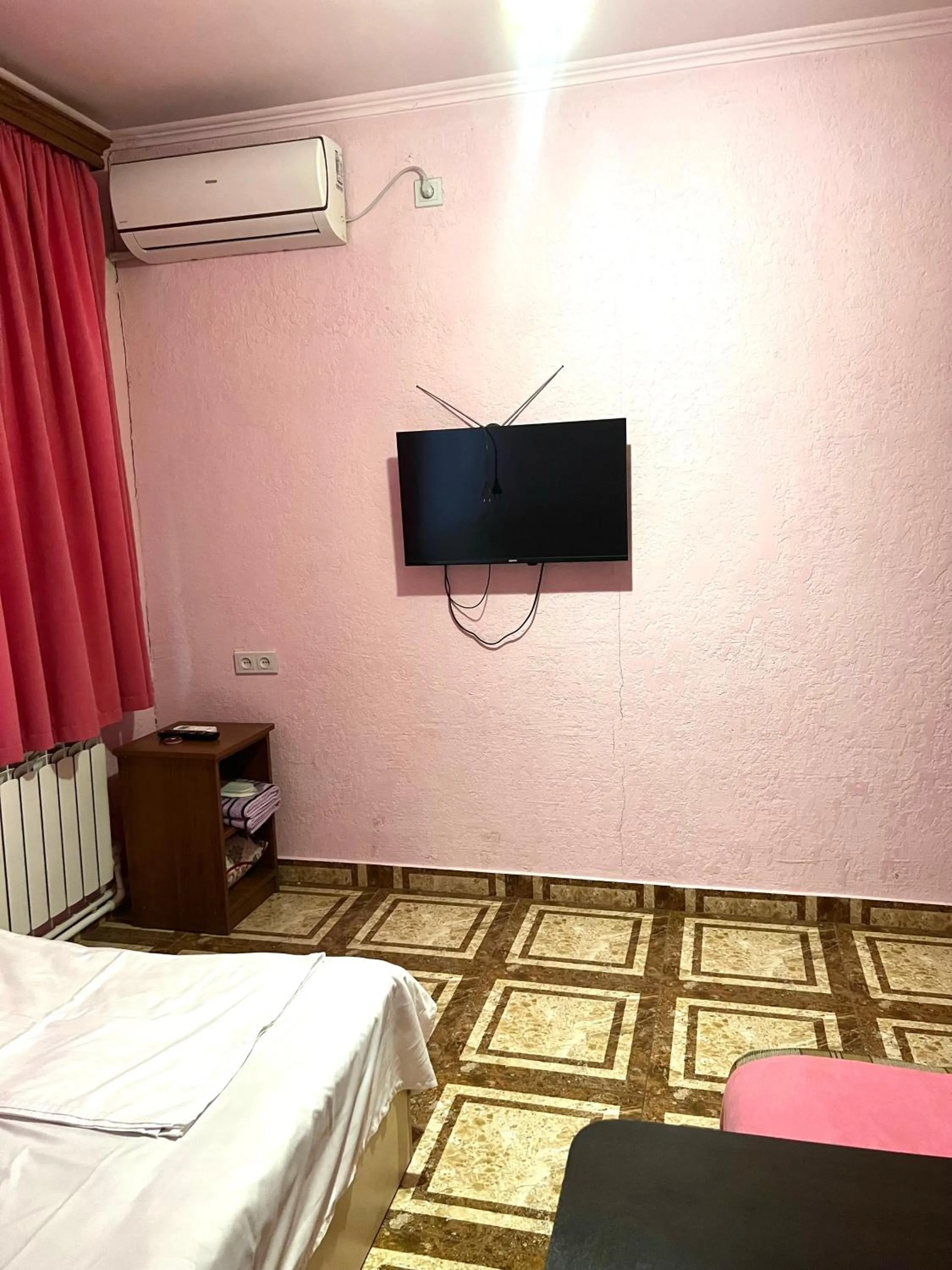 Communal lounge/ TV room, Bed in Hotel KA-EL
