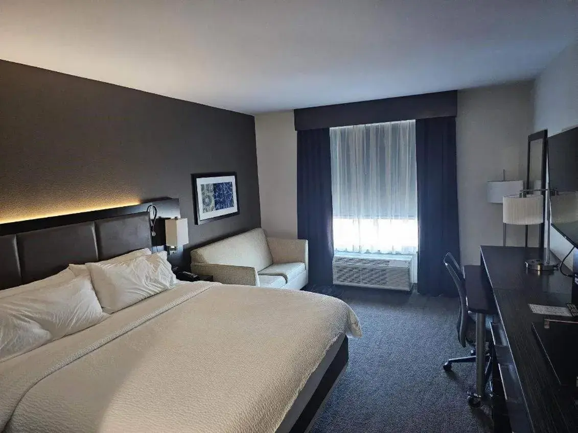 Standard King Room with City View in Holiday Inn Paducah Riverfront by IHG Standard King Room with City View in Holiday Inn Paducah Riverfront by IHG